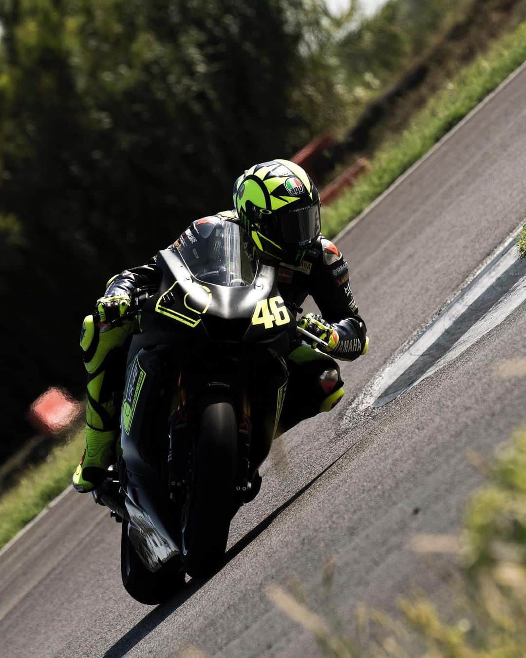 バレンティーノ・ロッシさんのインスタグラム写真 - (バレンティーノ・ロッシInstagram)「Allenamento al @circuitodipomposa con la @vr46ridersacademyofficial  📸 @camilss」9月7日 23時00分 - valeyellow46