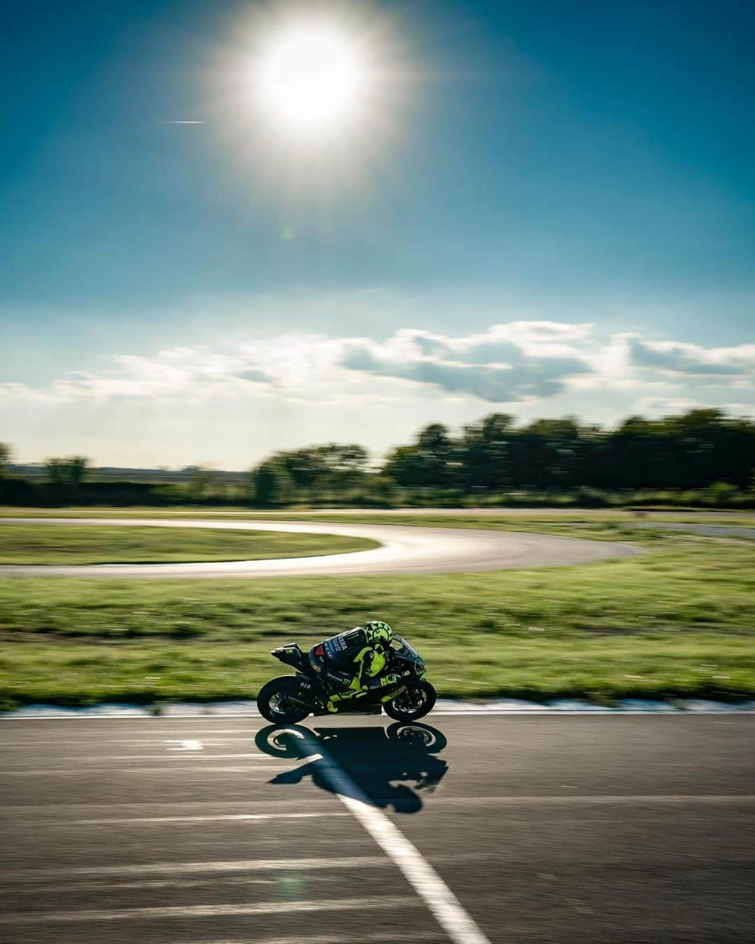 バレンティーノ・ロッシさんのインスタグラム写真 - (バレンティーノ・ロッシInstagram)「Allenamento al @circuitodipomposa con la @vr46ridersacademyofficial  📸 @camilss」9月7日 23時00分 - valeyellow46