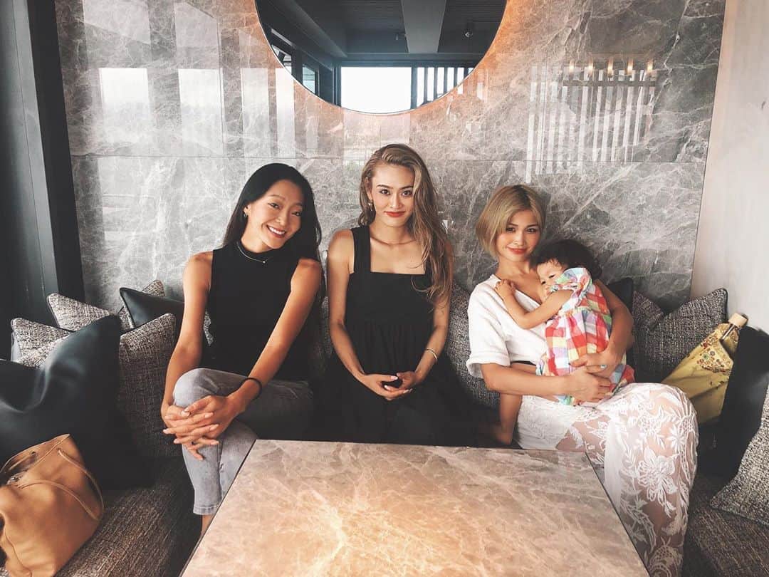 のインスタグラム：「𝐏𝐀𝐑𝐎𝐃𝐘.﻿ ﻿ 再集結。﻿ この瞬間を何度望んだことか。﻿ sayakaお帰り♡﻿ 本当に本当にお帰り♡﻿ ﻿ 7時間ぶっ通しで喋っても﻿ まだ時間が足らないよ。﻿ ふざけた話から深い話まで何でも﻿ 話せちゃう。﻿ 空白の7年間なんてほんの10分で﻿ 埋まっちゃって最高に幸せな1日に﻿ なった♡笑いまくった😜﻿ ﻿ これからはPARODYシーズン2.﻿ 時を経て、環境や考え方とか変化はするけど﻿ 根っこの部分は変わらんな〜って﻿ 改めて思った✨﻿ 相変わらず面白くて素敵で最高の2人だ😘﻿ ﻿ また3人で面白い事したいね♡﻿ とりあえず毎週会いたいっす笑﻿ 毎月京都に来れたらいいのにな〜🥺﻿ ﻿ 長い間いい子にしてくれたヒマも﻿ ありがとうね😚 #parody #lovemyteam #ぱろでぃ #marcerbrunch」