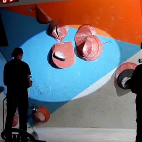 のインスタグラム：「Surprised myself on this boulder last night 😄🔥 there was one more boulder that surprised me in the opposite way 😝 but all in all I’m happy with my performance 👍 finished just under the podium with one try to much on the zone. Congrats @zlsudar for the win 👊💪🔥 . 🎥 by @urhcehovin  . @redbull #givesyouwings @redbullsi @adidasterrex @fiveten_official @climbing_ranch @pazi.to #zavarovalnicatriglav @postanivojak #slovenskavojska」