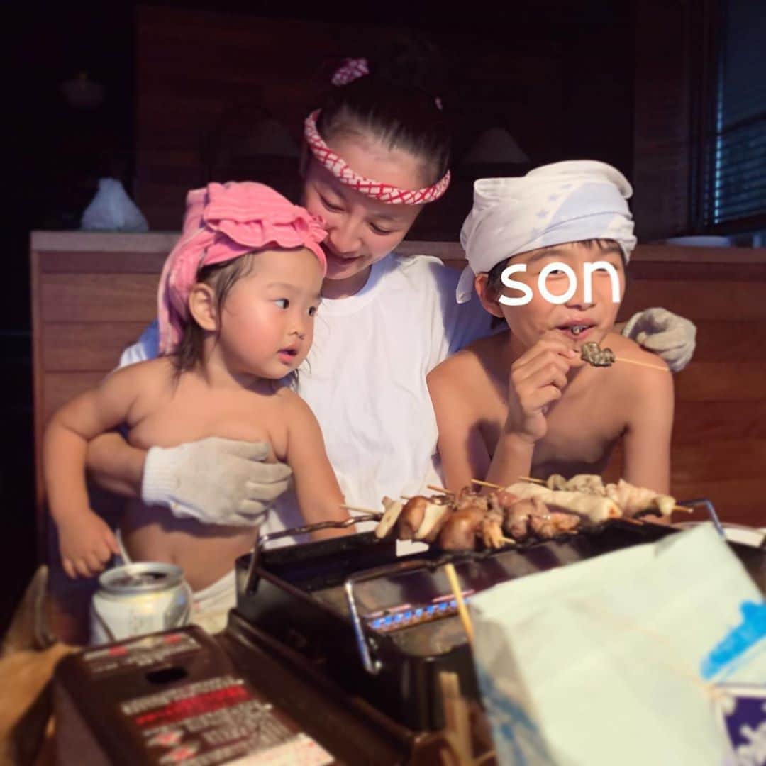 澤田泉美さんのインスタグラム写真 - (澤田泉美Instagram)「1日限定、焼き鳥屋さんを開店しました！！ スタイリングも、自分的には笑えるほど完璧（笑）  Amazonでコンロを注文してから、届くのが楽しみで仕方なかった！多分、家族の中で、わたしが一番楽しんでいたと思われます。  タレは自家製タレでみんな大喜びでした💛  #焼鳥#家#手作り#手探り #三児の母#焼く姿#真剣#楽しいね #焼鳥丼#やばかった #昼から#仕込み #串刺し#60本#完食#😭😭😭 #子ども達は#キースリチャーズ#真似 #izmeshi」9月7日 23時02分 - izumi.sawada
