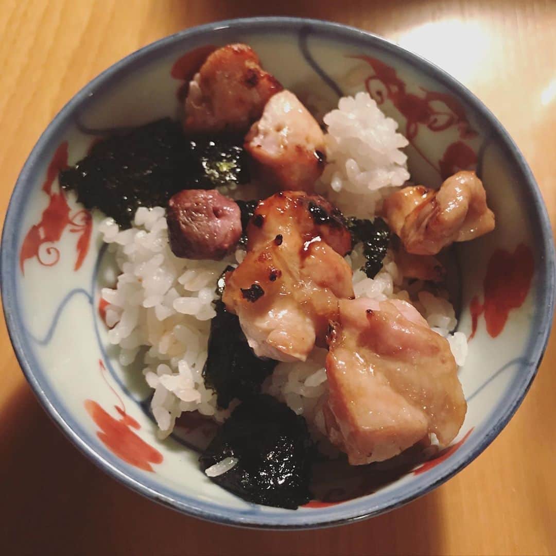 澤田泉美さんのインスタグラム写真 - (澤田泉美Instagram)「1日限定、焼き鳥屋さんを開店しました！！ スタイリングも、自分的には笑えるほど完璧（笑）  Amazonでコンロを注文してから、届くのが楽しみで仕方なかった！多分、家族の中で、わたしが一番楽しんでいたと思われます。  タレは自家製タレでみんな大喜びでした💛  #焼鳥#家#手作り#手探り #三児の母#焼く姿#真剣#楽しいね #焼鳥丼#やばかった #昼から#仕込み #串刺し#60本#完食#😭😭😭 #子ども達は#キースリチャーズ#真似 #izmeshi」9月7日 23時02分 - izumi.sawada