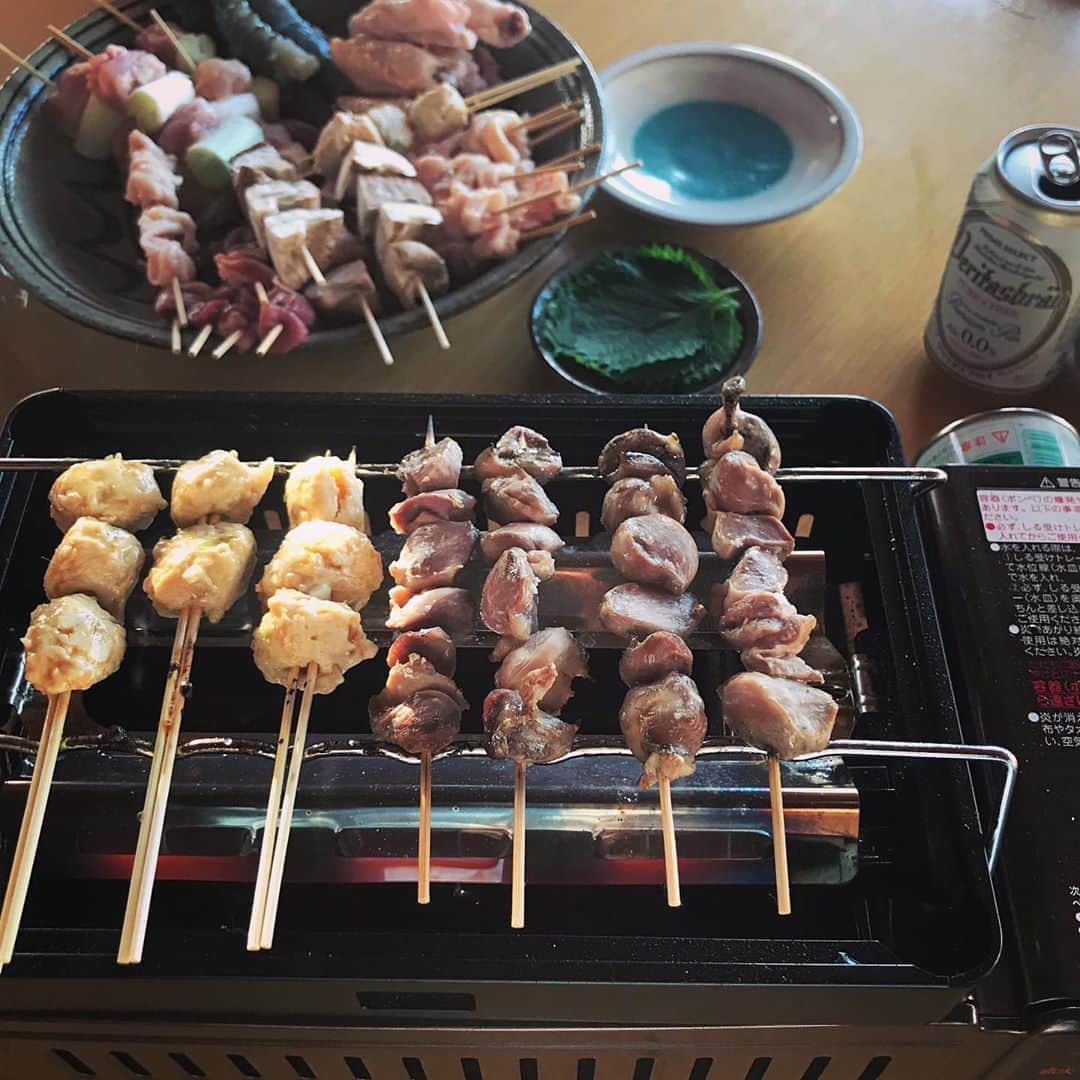 澤田泉美さんのインスタグラム写真 - (澤田泉美Instagram)「1日限定、焼き鳥屋さんを開店しました！！ スタイリングも、自分的には笑えるほど完璧（笑）  Amazonでコンロを注文してから、届くのが楽しみで仕方なかった！多分、家族の中で、わたしが一番楽しんでいたと思われます。  タレは自家製タレでみんな大喜びでした💛  #焼鳥#家#手作り#手探り #三児の母#焼く姿#真剣#楽しいね #焼鳥丼#やばかった #昼から#仕込み #串刺し#60本#完食#😭😭😭 #子ども達は#キースリチャーズ#真似 #izmeshi」9月7日 23時02分 - izumi.sawada