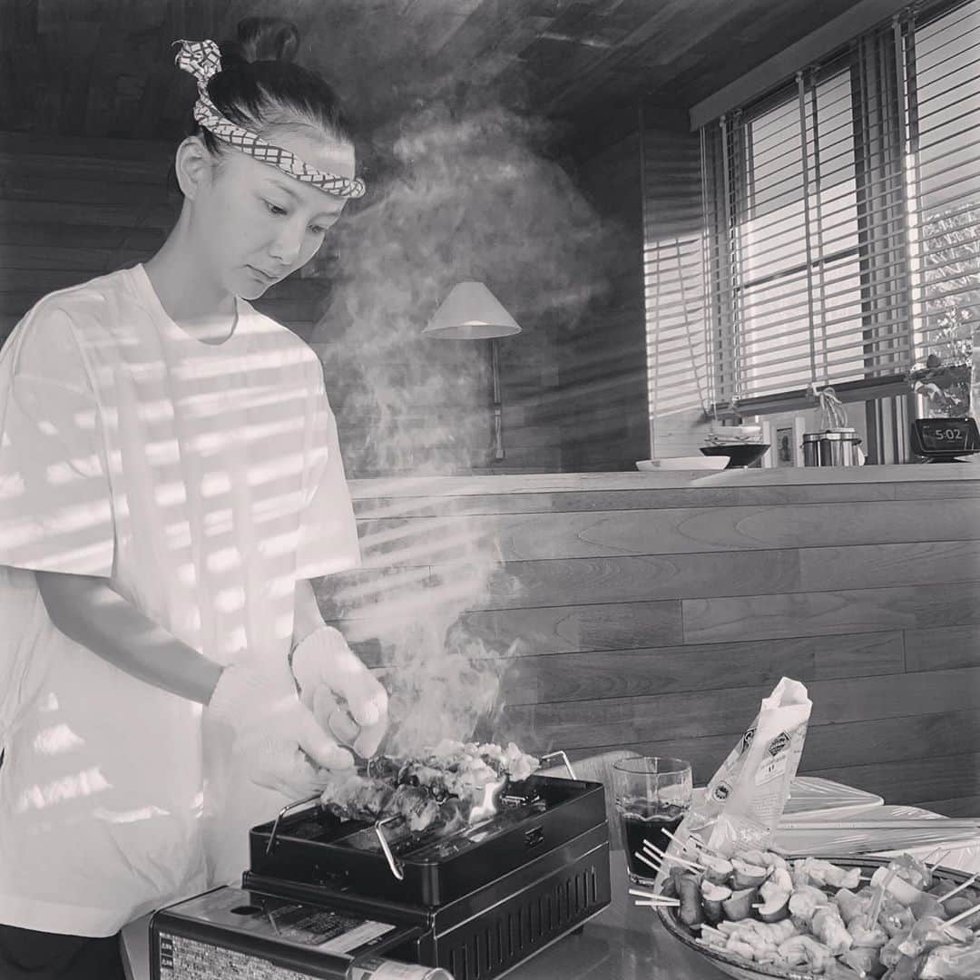 澤田泉美さんのインスタグラム写真 - (澤田泉美Instagram)「1日限定、焼き鳥屋さんを開店しました！！ スタイリングも、自分的には笑えるほど完璧（笑）  Amazonでコンロを注文してから、届くのが楽しみで仕方なかった！多分、家族の中で、わたしが一番楽しんでいたと思われます。  タレは自家製タレでみんな大喜びでした💛  #焼鳥#家#手作り#手探り #三児の母#焼く姿#真剣#楽しいね #焼鳥丼#やばかった #昼から#仕込み #串刺し#60本#完食#😭😭😭 #子ども達は#キースリチャーズ#真似 #izmeshi」9月7日 23時02分 - izumi.sawada