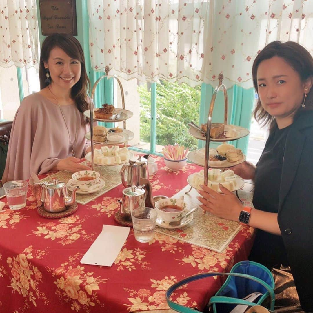 小林万希子さんのインスタグラム写真 - (小林万希子Instagram)「・ ・ 今日は久しぶりにななみんとミーティング ・ 場所は北浜にある「北浜レトロ」 ・ お店が素敵すぎて😍✨✨ 街中から急に異国に迷い込んでしまったような ・ 「せっかくだからいっちゃう？」とアフタヌーンティーセット☕️🍰 ・ 食べきれないほどのボリューム！ 紅茶やマフィンやケーキがいろいろセレクトできるのが又いいですね〜🙏✨ ・ こんな素敵な空間なのに 私達の弾丸トークは仕事中心！🤣 ・ これまで私達はイベントの仕事が多かったので、コロナ禍で一気に仕事のあり方や考え方が変わりました。 ・ 今はコロナを見据えて次の展開 ななみんの先を見る目や考え方にはいつも刺激をもらえる ・ 話しながら、私ができる事は何かなーとずっと考えていました🍀 ・ これからまた徐々に忙しくなってきそうだけど、もしかしたら、私もななみんも脱皮の時期✨ 一皮二皮むいて、より一層素敵なレディーになるタイミングかなー😤 ・ 今日は素敵な空間で素敵なきっかけをもらいました✨ ・ いろいろ考えてみよ♡ ・ ・ #北浜レトロ  #アフタヌーンティーセット #洋梨のタルト  #くるみのマフィン  #セレクトできるのが嬉しい♡ #イギリス #異国情緒 #ミーティング  #男らしい  #トーキング 笑」9月7日 23時17分 - macky1218