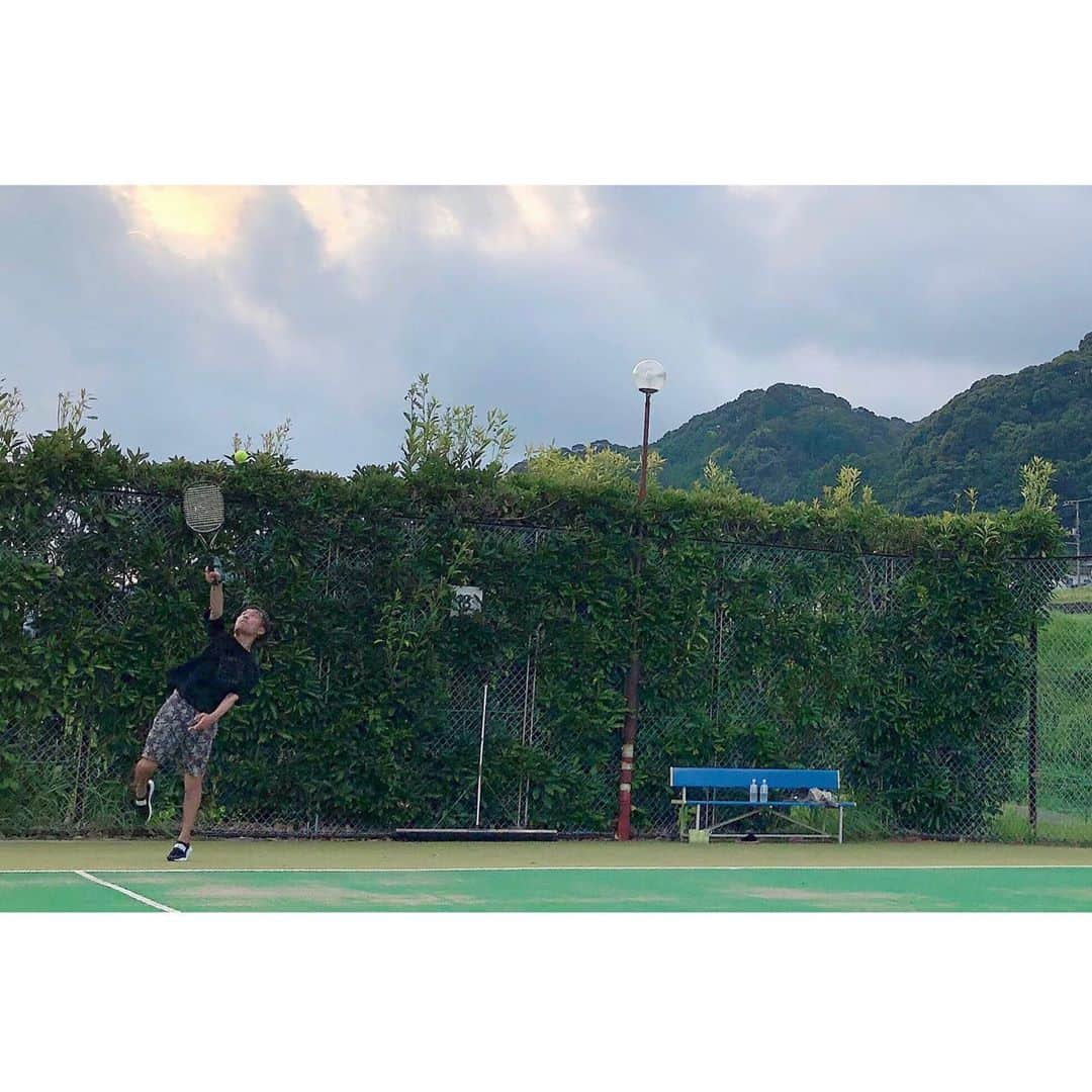 akamasa Kawata ( 川田 行政 ) さんのインスタグラム写真 - (akamasa Kawata ( 川田 行政 ) Instagram)「・ ・ 【resort】 ・ 左にスライド▶︎ 夏はreggaeが大好き🎷 ・ テニスできてる風w ・ #夏の思い出2020  #テニス #海   ーーーーーーーーーーーーーーーーーーー ファッションはマインドを 相手に伝えるための武器である。 ・ “マインド” を “外見” という武器に変え、 すべての人が本質を最大限に活かし、 “Happy”になれる社会を目指します。 ・ Happy Styling Management  ～あなたの為の専属スタイリスト～ happystyling.wixsite.com/main ・ 川田プロデュースアパレルブランド Nonver Style https://nonver.paintory.com/ ・ @takamasakawata @happystylingmanagement @nonver_style ーーーーーーーーーーーーーーーーーーー #happystylingmanagement #nonverstyle #nonver #stylistlife #fashion #fashionphotography #beautiful  #tshirts #ファッション #ファッションスタイリスト #メンズファッション #レディースファッション #コーディネート #大人コーデ #tシャツ #経営者 #起業家 #お洒落さんと繋がりたい」9月7日 23時14分 - takamasakawata