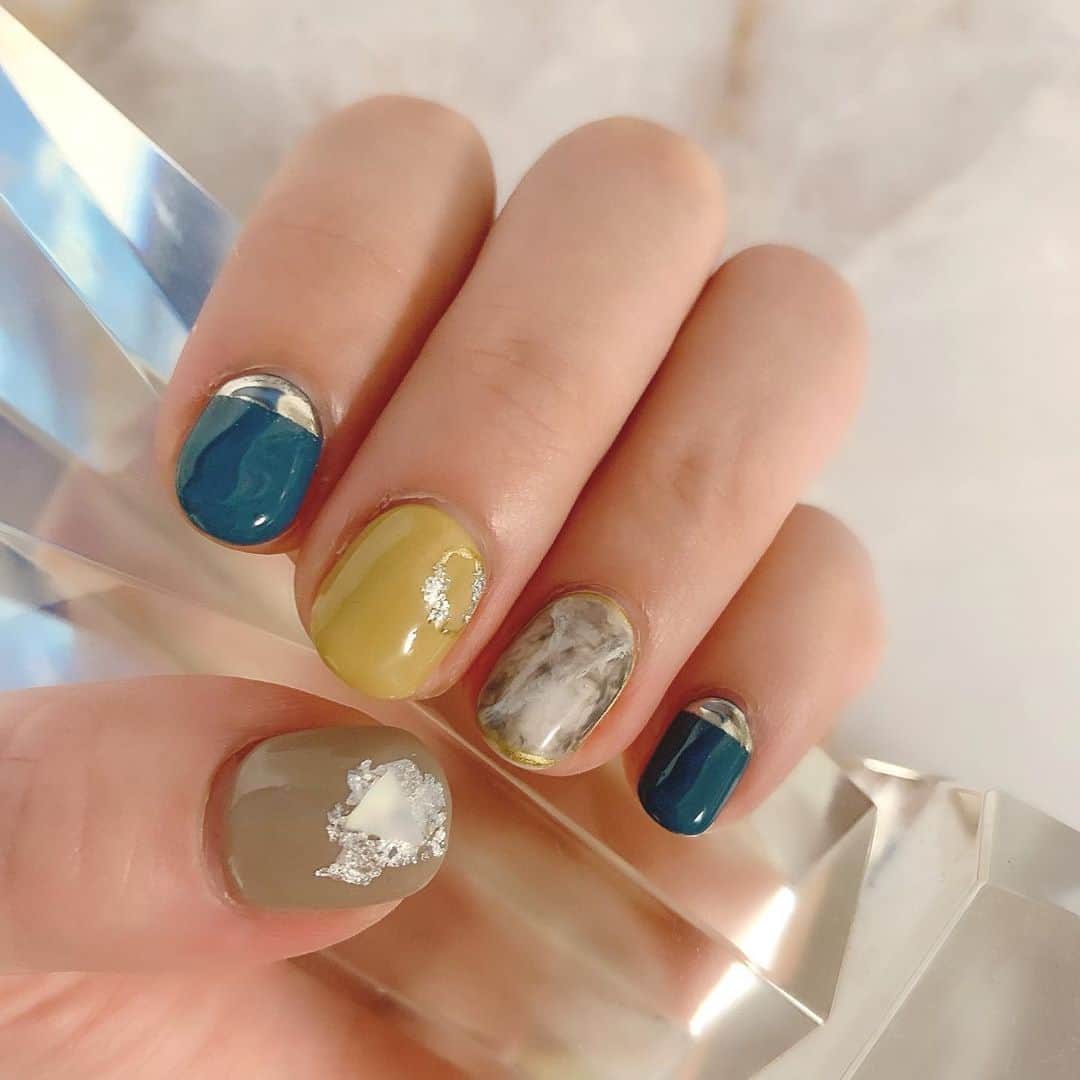 坂口莉果子のインスタグラム：「New💅🍁🍂 ・ ・ ・ #newnails #nailart #art #gelnails  #naildesign #summer #autumn #2020 #japan #tokyo #shibuya #japan_of_insta #instalike #instapic #マーブル#大理石 #ジェルネイル #ネイルデザイン #ネイルアート#夏 #秋 #秋ネイル #秋ネイルデザイン #大人可愛い #手元 #デートネイル #トレンドネイル #トレンド大人ネイル #カジュアルネイル」