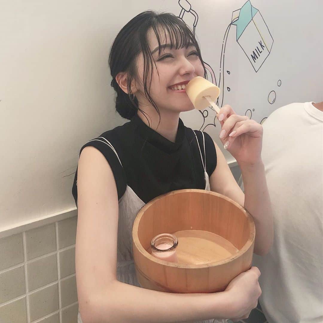 のインスタグラム：「熱海プリン🍮 抱え食いしてきた〜〜〜 ・ ・ 食べてるのはプリンアイスなんだよ🍮 ・ ・ ・ ・ ・ ・ ・ ・ ・ ・ ・ ・ ・ #熱海 #熱海グルメ #プリン #プリン部」