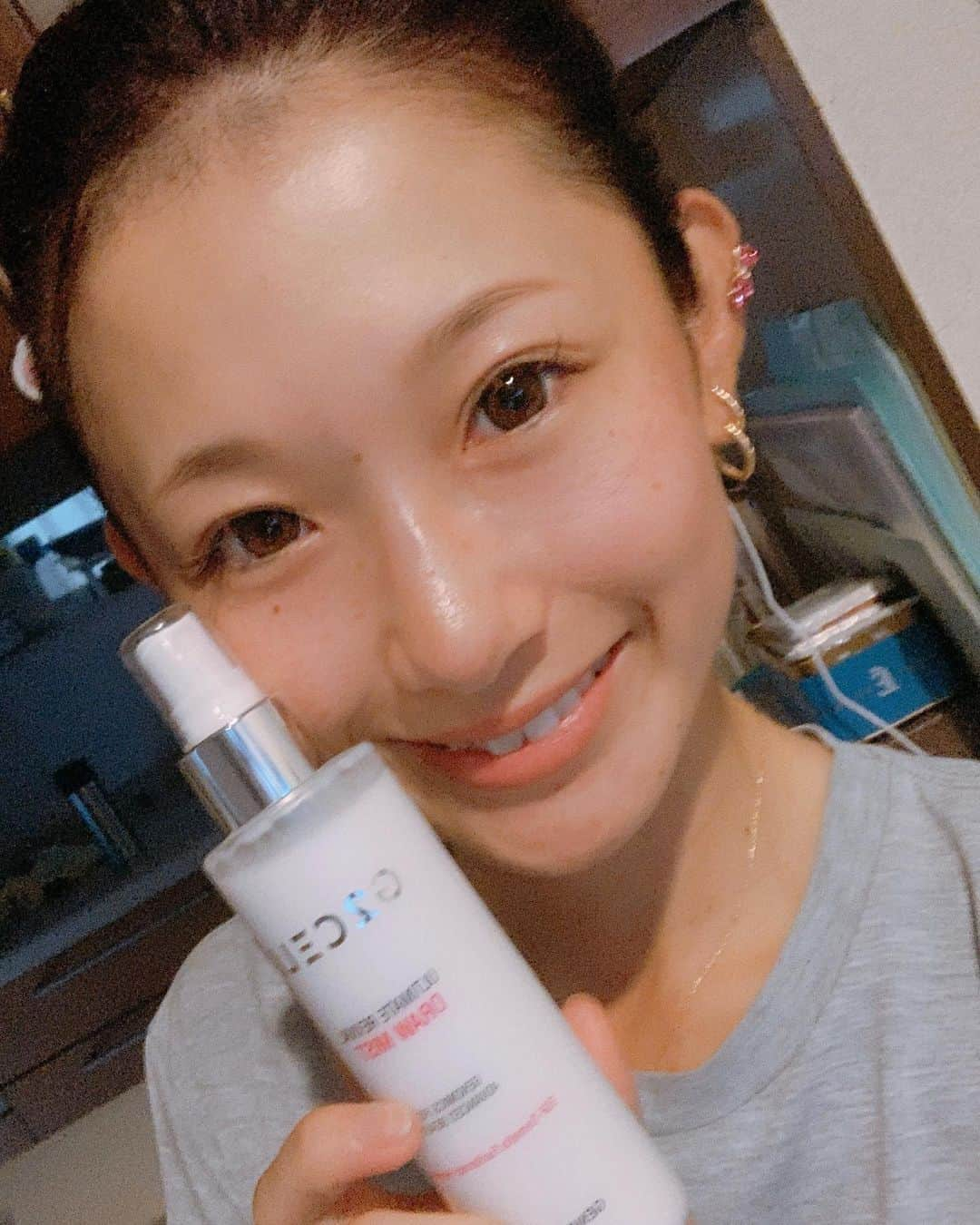 中里さや香さんのインスタグラム写真 - (中里さや香Instagram)「最近、使い始めてる　@g2celljapan さんの化粧品✨✨  ・ G2CELLさんは、国際的な遺伝子研究プロジェクトから生まれたバイオコスメティックで特許成分の白キクラゲを配合した化粧品なんです！  ・ 私が特に気に入ってるのが、ドローミストと日焼け止め╰(*´︶`*)╯♡  ・ ドローミストは、スプレータイプなので、顔にシュッとするだけだから楽チン！伸びもいいので本当に2.3プッシュするだけで肌がモチモチになります🥺❤️  ・ 日焼け止めは、サラッサラ！普段、市販のを使ってるから全然違いすぎてびっくりしちゃった😳笑 匂いも良くて、塗ってからも塗った感じがしないので凄くオススメですっ☺️  ・ 皆さんも是非、使ってみてください😊  ・ ◆G2CELL ドローミスト #ドローミスト #保湿ミスト  #G2CELL #韓国コスメ #白キクラゲ #遺伝子  http://g2cell.jp/draw_mist2020  ◆G2CELL 日焼け止め #日焼け止め #パーフェクティングシールドサンプロテクター #G2CELL #韓国コスメ #白キクラゲ #遺伝子  http://g2cell.jp/sun_protector2020  ◆G2CELL スリーピングパック #スリーピングパック #G2CELL #韓国コスメ #白キクラゲ #遺伝子   http://g2cell.jp/sleeping_pack2020」9月7日 23時18分 - sayakashi1217