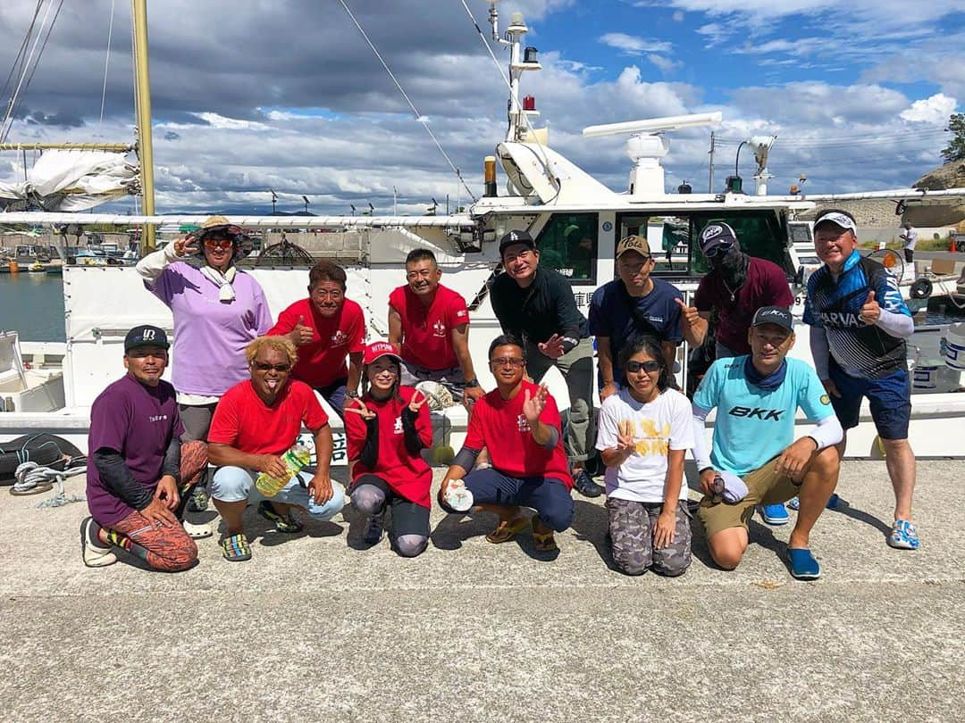 高本采実さんのインスタグラム写真 - (高本采実Instagram)「🎣 9.6 ⛴第3長太 「久保浩一さんのタチウオジギング講習会」  特別ゲストとして呼んで頂き 参加させて頂きました☺︎🎣  前半は少しうねりがありましたが 後半からは波も落ち着いてきました☺︎🌊  実釣開始前に久保さんにタチウオジギングのレクチャーをして頂いたのち いざ乗船！ カプリスネオ・カプリスエッジでタチウオジギング🎣✨  実は今シーズン初のタチウオジギングだったので 久しぶりでした^^  初めはあたりパターンを見つけるまで 自分なりに色々アクション変えながら探ってみましたが アタリやヒットは１回と パターンまでは見つからず 久保さんにアドバイスを頂き ３回しゃくってステイ のパターンがあたりだと発見‼️  その後ヒットを続け、 潮が止まってきたタイミングで そのパターンではあたりがなくなり 次のアクションを探しに...  すると！ ステイをだいぶ長めにしたら またタチウオが食い出しました🌞 久保さんいわく、 人間vsタチウオのガマン対決！  からの、そのパターンもこなくなり 次は自分なりに探ってみました💪🏻  久保さんが一度フォールで当たったので フォールで食わすことを意識して ワンピッチのスローなフォールで食わそうとしたら 見事にハマりました🤩  毎度久保さんにアドバイスいただく事に 実践するとほんとにちゃんと釣れて...最高です！  そして今日１のでかタチウオもGET😍  タチウオにジグを食わせる感覚が もう楽しくて快感です☺️  最初は天候どうなるかと思いましたが 最後まで事故もなく タチウオも楽しく釣れ 早速翌朝美味しく頂きました🤤❤️  船長、久保さん、ご参加頂いたお客様皆さんのお陰様で 私自身も大変勉強になり 楽しませて頂きました🎣🙏🏻💖  是非みなさんにもこのタチウオジギングの楽しさを 味わって頂きたいですー🥺🎣🤍  素敵な楽しい講習会を、 本当にありがとうございました(*^^*)✨  さぁいよいよタチウオシーズン到来‼️ 今年の秋も楽しみましょう(⁎˃ᴗ˂⁎)  ⛴第3長太 淡路島の淡路IC降りてすぐの 好アクセス！ 船長も面白く優しいです☺️ 是非みなさんも遊びに行ってみてください☺︎🎣 . . . . . . #第3長太 #淡路島 #岩屋 #タチウオ #太刀魚 #タチウオジギング #jigfishing  #ジギング #jigging #久保浩一 さん #講習会  #サーベリング #カプリス #エバーグリーン #オフショア #船釣り #魚好き #釣り #釣果 #釣り好き #釣りガール #大物ハンター #ルアルアチャンネル  #ブンブンイメージガール #アングラー #fishinggirl #钓鱼 #高本采実 #あやみん #ayamistagram」9月7日 23時20分 - ayami__summer