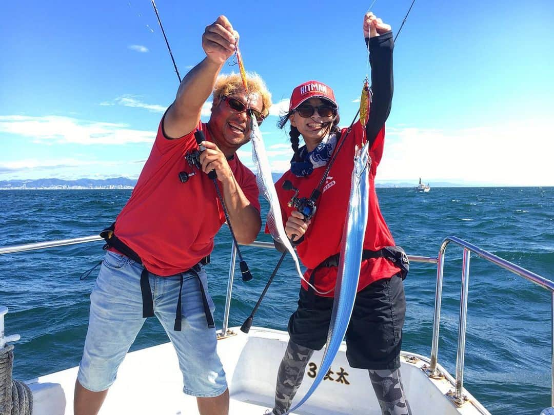 高本采実さんのインスタグラム写真 - (高本采実Instagram)「🎣 9.6 ⛴第3長太 「久保浩一さんのタチウオジギング講習会」  特別ゲストとして呼んで頂き 参加させて頂きました☺︎🎣  前半は少しうねりがありましたが 後半からは波も落ち着いてきました☺︎🌊  実釣開始前に久保さんにタチウオジギングのレクチャーをして頂いたのち いざ乗船！ カプリスネオ・カプリスエッジでタチウオジギング🎣✨  実は今シーズン初のタチウオジギングだったので 久しぶりでした^^  初めはあたりパターンを見つけるまで 自分なりに色々アクション変えながら探ってみましたが アタリやヒットは１回と パターンまでは見つからず 久保さんにアドバイスを頂き ３回しゃくってステイ のパターンがあたりだと発見‼️  その後ヒットを続け、 潮が止まってきたタイミングで そのパターンではあたりがなくなり 次のアクションを探しに...  すると！ ステイをだいぶ長めにしたら またタチウオが食い出しました🌞 久保さんいわく、 人間vsタチウオのガマン対決！  からの、そのパターンもこなくなり 次は自分なりに探ってみました💪🏻  久保さんが一度フォールで当たったので フォールで食わすことを意識して ワンピッチのスローなフォールで食わそうとしたら 見事にハマりました🤩  毎度久保さんにアドバイスいただく事に 実践するとほんとにちゃんと釣れて...最高です！  そして今日１のでかタチウオもGET😍  タチウオにジグを食わせる感覚が もう楽しくて快感です☺️  最初は天候どうなるかと思いましたが 最後まで事故もなく タチウオも楽しく釣れ 早速翌朝美味しく頂きました🤤❤️  船長、久保さん、ご参加頂いたお客様皆さんのお陰様で 私自身も大変勉強になり 楽しませて頂きました🎣🙏🏻💖  是非みなさんにもこのタチウオジギングの楽しさを 味わって頂きたいですー🥺🎣🤍  素敵な楽しい講習会を、 本当にありがとうございました(*^^*)✨  さぁいよいよタチウオシーズン到来‼️ 今年の秋も楽しみましょう(⁎˃ᴗ˂⁎)  ⛴第3長太 淡路島の淡路IC降りてすぐの 好アクセス！ 船長も面白く優しいです☺️ 是非みなさんも遊びに行ってみてください☺︎🎣 . . . . . . #第3長太 #淡路島 #岩屋 #タチウオ #太刀魚 #タチウオジギング #jigfishing  #ジギング #jigging #久保浩一 さん #講習会  #サーベリング #カプリス #エバーグリーン #オフショア #船釣り #魚好き #釣り #釣果 #釣り好き #釣りガール #大物ハンター #ルアルアチャンネル  #ブンブンイメージガール #アングラー #fishinggirl #钓鱼 #高本采実 #あやみん #ayamistagram」9月7日 23時20分 - ayami__summer