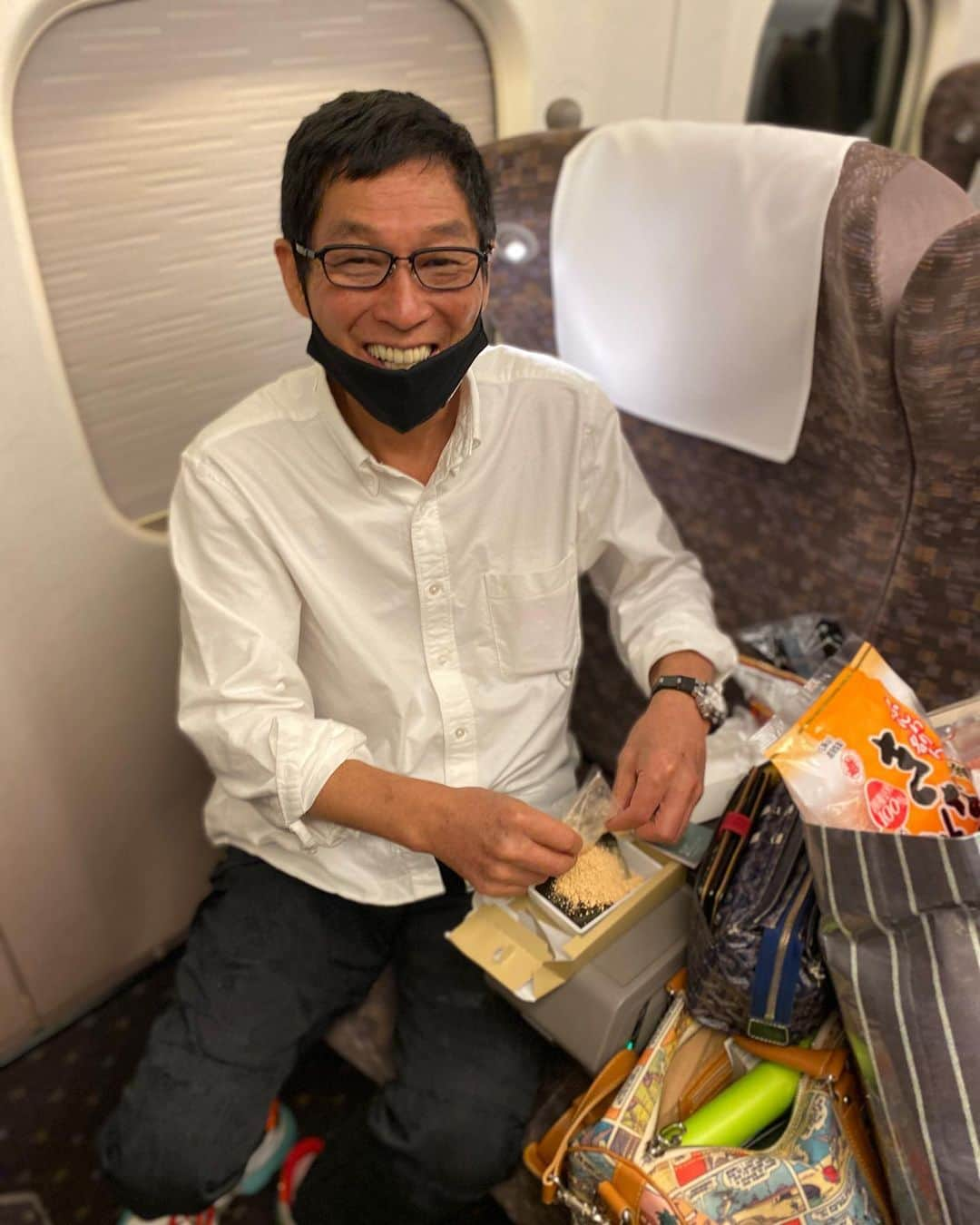 井上聡さんのインスタグラム写真 - (井上聡Instagram)「恒例行事になりつつありますが、明石家電視台の収録後の帰りの新幹線での光景。 我らが神、さんまさんが何やら一生懸命になってわらび餅の箱を開けておられていたので拝見させていただきました。 「オレは今、どうしてもコレが食べたいんやぁ」 と言いながら外国の子供のクリスマスプレゼントのように豪快に開封されておられました。 箱の中には普段目にするつぶ状のようなものではなく、一枚岩のような形状でとても高級そうなわらび餅です。 「カットする物がないのか？これ入ってないんか？」とおもむろに箱の中や、底などを探しておられていましたが、その時に一枚岩のわらび餅が半分くらいケージから外に飛び出していました。 結局、カットする物は最初から右手に持っていた事が判明して、おっちょこちょいですが、とても御満悦になられていました。そして急いできな粉と黒蜜をかけておられましたが、案の定、早速きな粉をデニムにこぼされていました。 もう一度言いますが、とてもおっちょこちょいです。というわけで今回のレポートは以上になります。  #毎回何かしらこぼされておられます #きな粉がかかっていればどんな物でも大好きだそうです #よく見たらきな粉味のふんわり名人 #日本を明るくしている人 #明石家さんまさん #明石家電視台」9月7日 23時21分 - _ino__