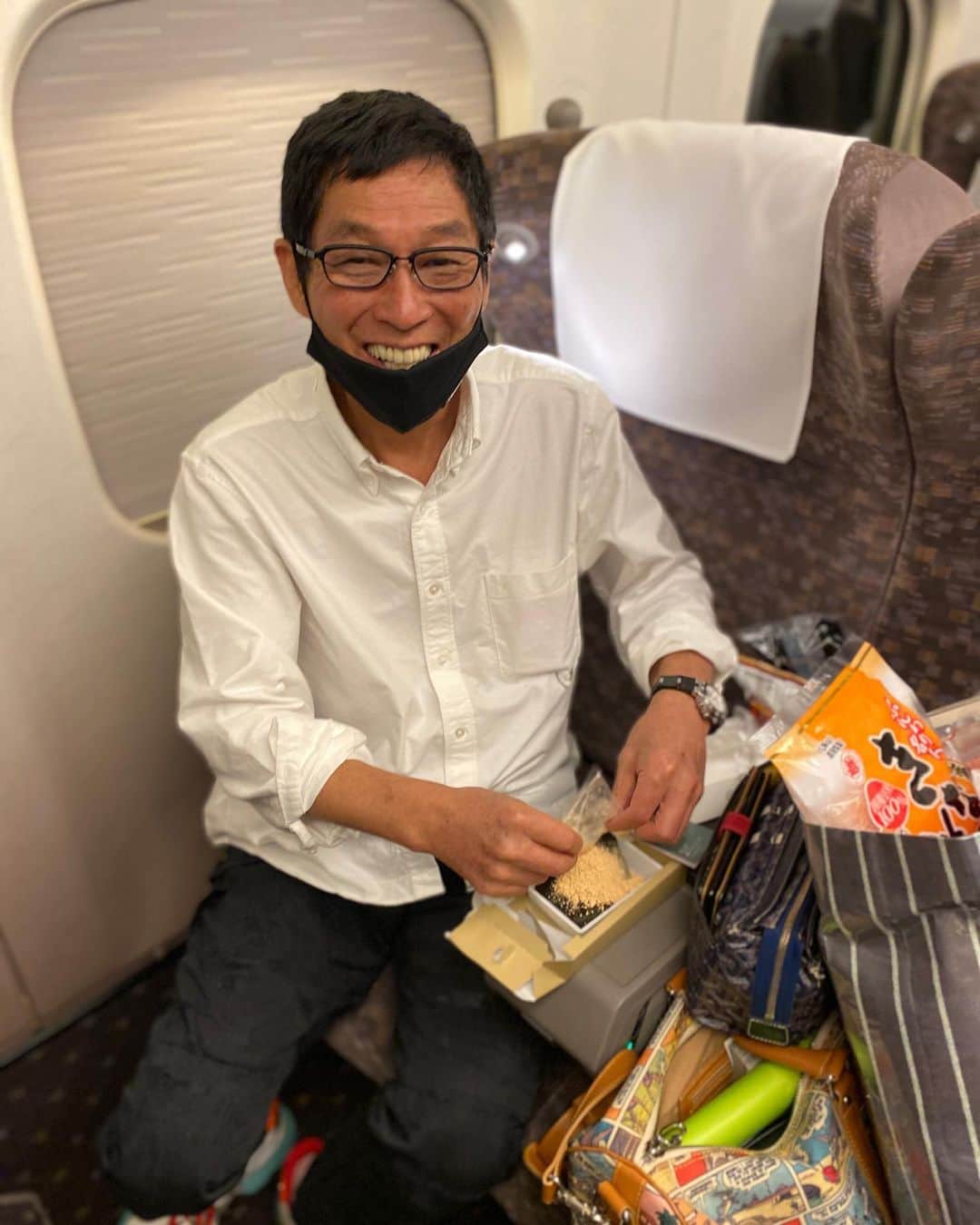 井上聡のインスタグラム：「恒例行事になりつつありますが、明石家電視台の収録後の帰りの新幹線での光景。 我らが神、さんまさんが何やら一生懸命になってわらび餅の箱を開けておられていたので拝見させていただきました。 「オレは今、どうしてもコレが食べたいんやぁ」 と言いながら外国の子供のクリスマスプレゼントのように豪快に開封されておられました。 箱の中には普段目にするつぶ状のようなものではなく、一枚岩のような形状でとても高級そうなわらび餅です。 「カットする物がないのか？これ入ってないんか？」とおもむろに箱の中や、底などを探しておられていましたが、その時に一枚岩のわらび餅が半分くらいケージから外に飛び出していました。 結局、カットする物は最初から右手に持っていた事が判明して、おっちょこちょいですが、とても御満悦になられていました。そして急いできな粉と黒蜜をかけておられましたが、案の定、早速きな粉をデニムにこぼされていました。 もう一度言いますが、とてもおっちょこちょいです。というわけで今回のレポートは以上になります。  #毎回何かしらこぼされておられます #きな粉がかかっていればどんな物でも大好きだそうです #よく見たらきな粉味のふんわり名人 #日本を明るくしている人 #明石家さんまさん #明石家電視台」