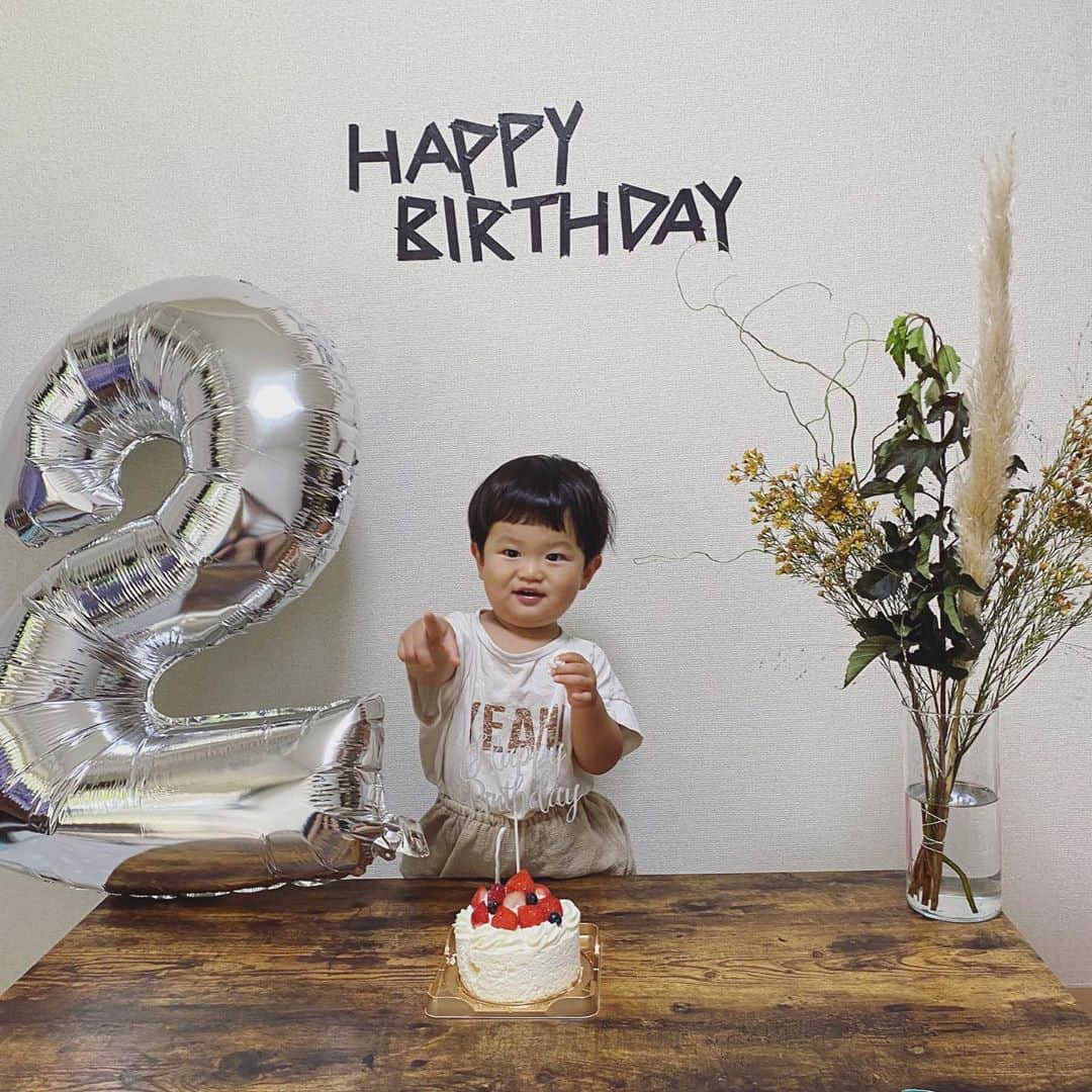 214krnのインスタグラム：「・ 9/7 happy birthday AKITO👦🏻 2歳おめでとう🎂 ・ ・ #2歳 #2歳誕生日」