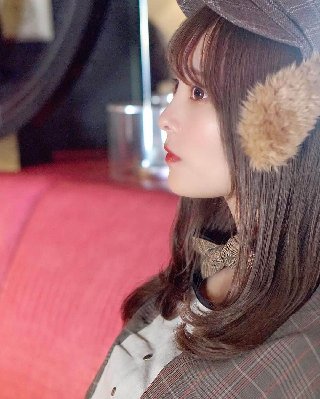 のインスタグラム：「. . . . . 横顔だよ🐶 . . . . #コスプレ #コスプレ女子 #いぬ #犬 #犬コスプレ #探偵 #横顔 #ポトレ #ポートレート #ポートレート撮影 #撮影会 #ミディアムヘア #ヘアカラー #ベージュカラー #グレージュ #内巻き」