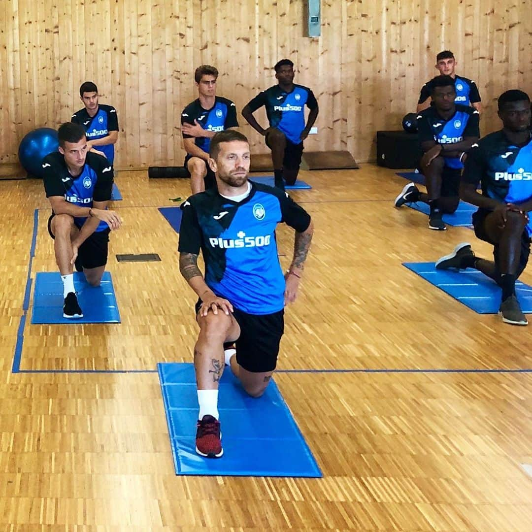 アタランタBCさんのインスタグラム写真 - (アタランタBCInstagram)「🏋️‍♂️ #MondayMotivation 🏋️‍♂️ Nuova settimana di preparazione al via! 👊 ⠀ #GoAtalantaGo ⚫️🔵 #preseason #Atalanta #BergAMO #ForzaAtalanta #football」9月7日 23時32分 - atalantabc