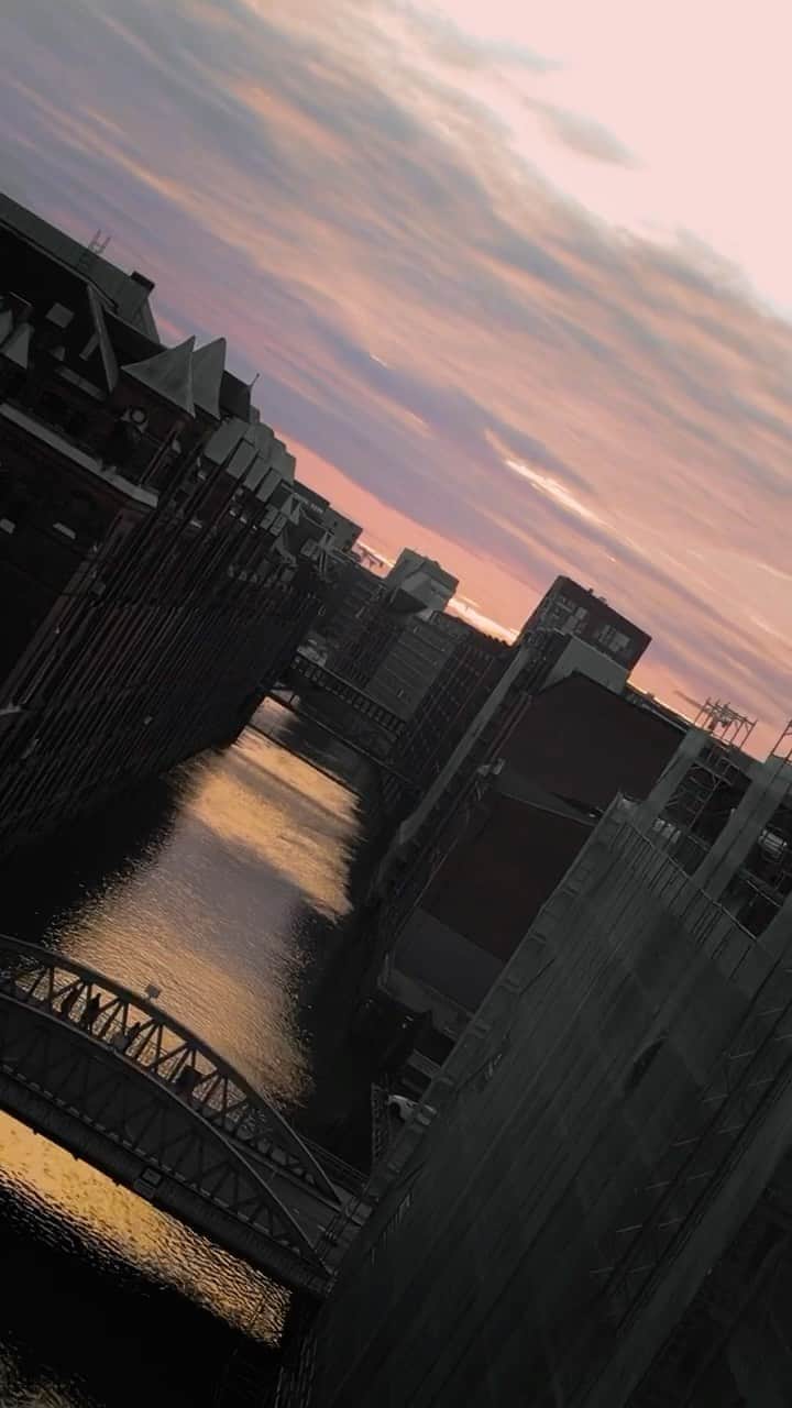 Thomas Kakarekoのインスタグラム：「Early morning flight over Hamburg’s historic warehouse complex #hamburg #speicherstadt #sunrise #dronephotography #drone #dji #hh #hamburgliebe #lensculture #voyaged」