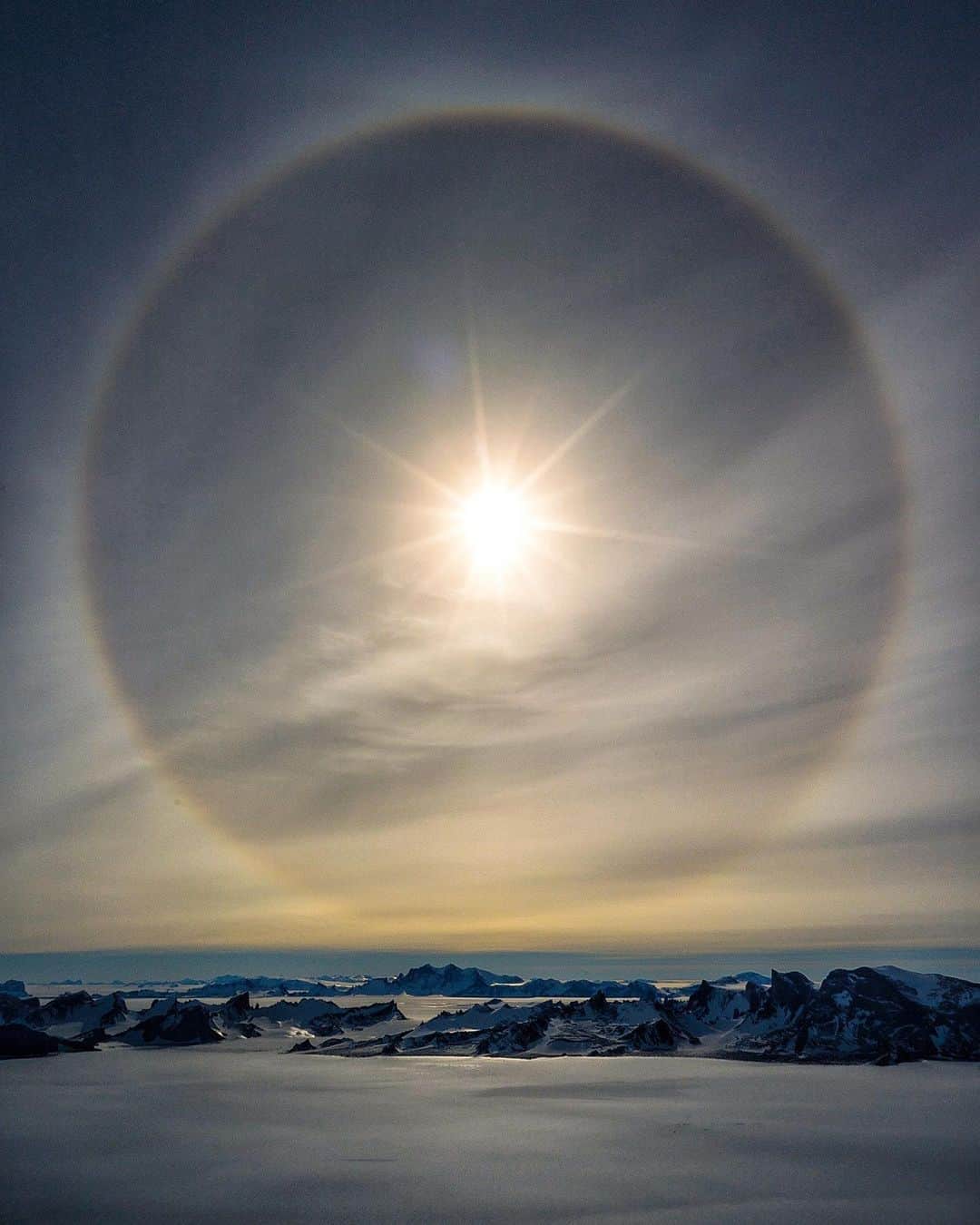 ジミー・チンさんのインスタグラム写真 - (ジミー・チンInstagram)「The midnight sun. Queen Maud Land, Antarctica. @yeti @thenorthface」9月8日 0時01分 - jimmychin