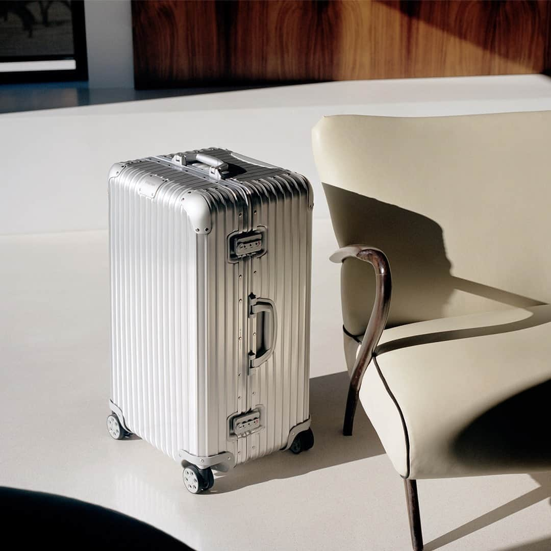 リモワさんのインスタグラム写真 - (リモワInstagram)「Travel design that has stood the test of time. First developed 70 years ago, the iconic grooved aluminium design of the RIMOWA Original is one of the most recognisable suitcases of all time, known above all for its craftsmanship, resilience, and innovation.⁣ ⁣⁣ ⁣#RIMOWA #RIMOWAoriginal」9月8日 0時00分 - rimowa