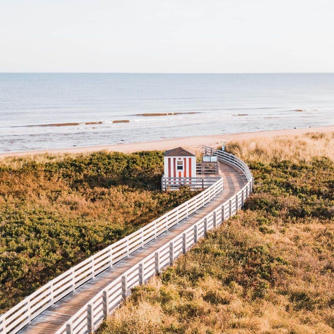 Explore Canadaさんのインスタグラム写真 - (Explore CanadaInstagram)「Making the most of the warm sunny evenings ☀️⁠ .⁠ If you’re local to Prince Edward Island, PEI National Park is the perfect place to enjoy a long walk on the beach. With boardwalks, sandy beaches and postcard-perfect views, you’re sure to enjoy this slice of paradise! #ExploreCanada⁠ ⁠ *Know before you go! Check the most up-to-date travel restrictions and border closures before planning your trip.*⁠ ⁠ 📷: @theredheadroamer⁠ 📍: @tourismpei⁠ ⁠ #ExplorePEI⁠」9月8日 0時01分 - explorecanada