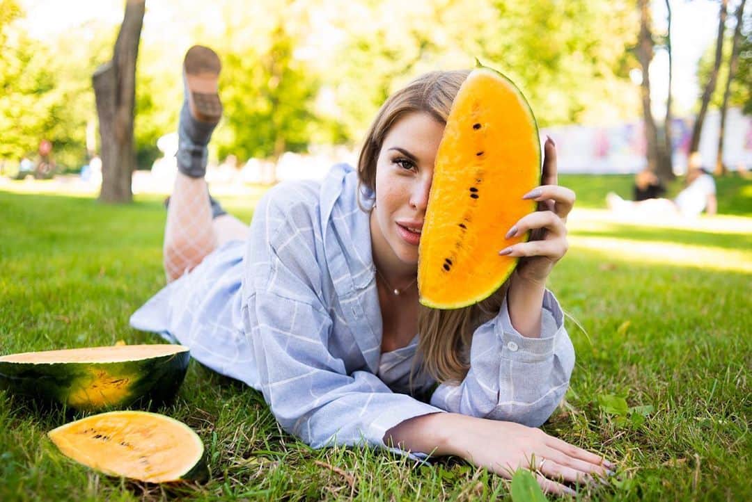 ALINA AKULAのインスタグラム：「Шёл 4й месяц лета☀️  Высылаю вам приветы 💛  #watermelon #summer2020」