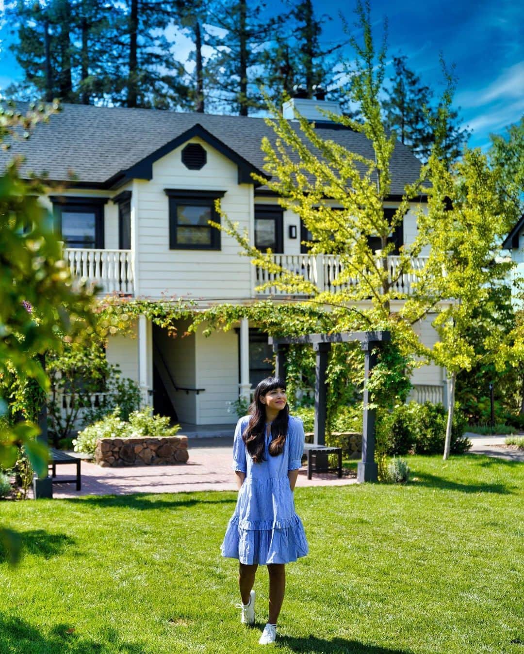 ハンナ・シモンのインスタグラム：「MacArthur Place was founded well over a century ago as a family estate, vineyard, and working farm. Today, these beautiful grounds and historic farm buildings have been transformed... there are over five acres of intimate gardens, grand historic buildings, winding flagstone paths, archways, fire pits, and secret nooks.  It is such a magical place to escape.. thank you for being such a safe peaceful place to stay  xo #simoneinsonoma @macarthurplace 🌳 💕」