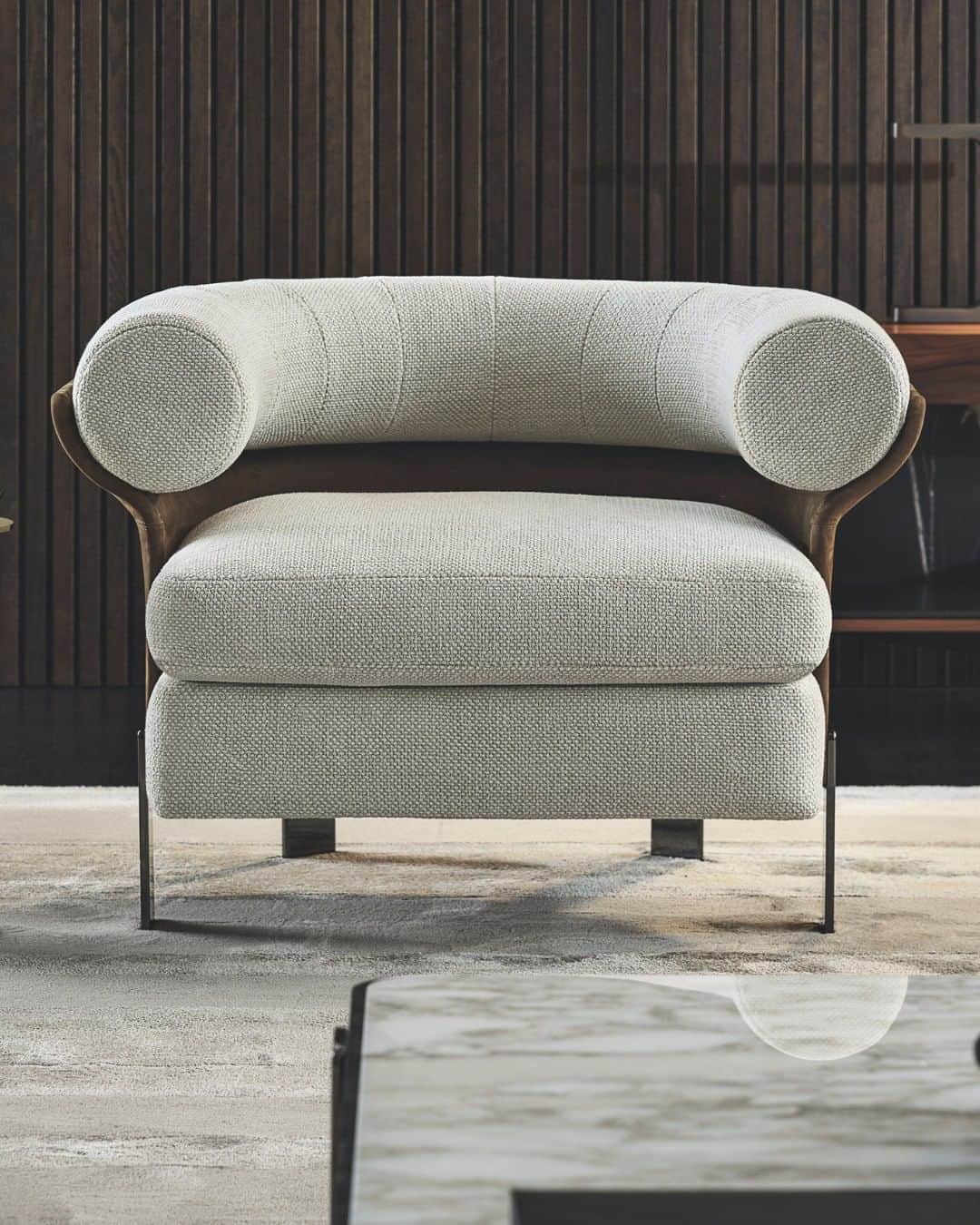 Minotti Londonさんのインスタグラム写真 - (Minotti LondonInstagram)「The Mattia sofa and armchairs by @rodolfodordoni sport a finely contoured shell that accommodates the suspended volume, giving life to seats with a soft, enveloping look.  Discover Mattia via the link in our bio.  #minotti2020collection #minotti #blazer #seatingsystem #madeinitaly #rodolfodordoni #couture #design #creativity #indoor #interiordesign #designlover #architecture #furniture #luxurylifestyle #luxury #luxuryhomes #hnwi #hnw #uhnw #uhnwi」9月7日 23時56分 - minottilondon