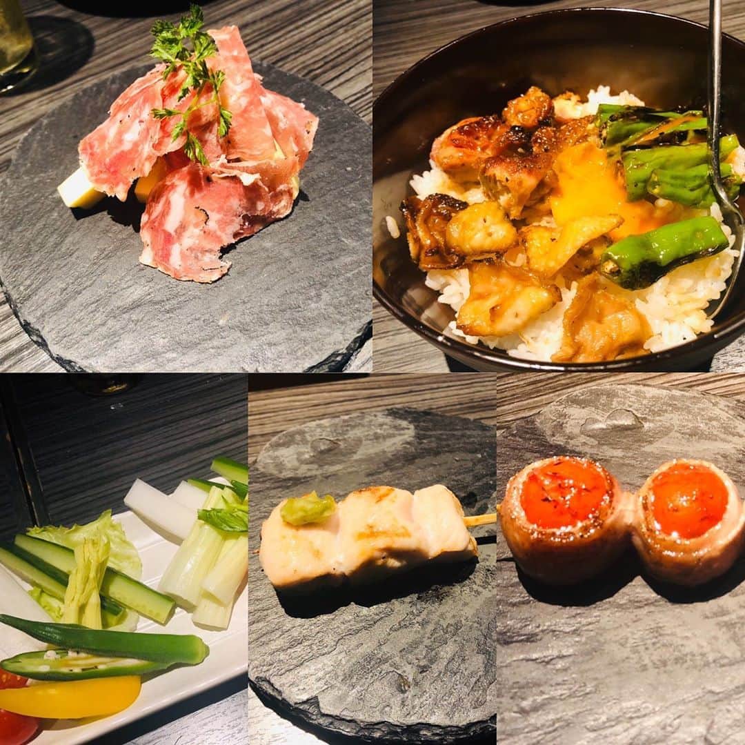 おごせ綾さんのインスタグラム写真 - (おごせ綾Instagram)「新潟の西堀通8番町にあるまる義さん✨  静かでひっそりおしゃれな店内で席の間隔も離れていて、カウンター席もありソーシャルディスタンスが保たれた店内で美味しいお料理が楽しめます✨ ジューシーで柔らかなお肉に包まれた色とりどりの厳選された野菜がインスタ映え＆ぐぅ旨❤️  #串焼き#新潟#にいがた#焼き鳥#親子丼#トリュフサラミ#バーニャカウダ#ミニトマト#ペコロス#えのき巻き#ささみ#ぼんじり#ぼんじり大好き#レバー#野菜#インスタ映え#大食い女子 #おごせ綾#gourmet#yummymummies#yummy#gourmet#delicious #グルメ#グルメ好きな人と繋がりたい #ごはん#飲食店を盛り上げたい #コロナにまけるな #ソーシャルディスタンス #感染対策#飯テログラム」9月7日 23時57分 - ogose0123