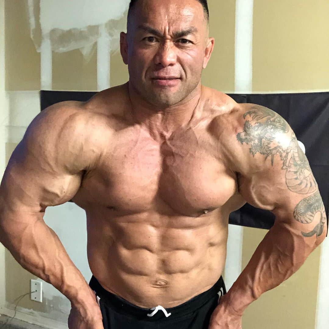 のインスタグラム：「It’s 14 weeks and 4 days out @mrolympiallc I just signed a contract for my 10th Olympia appearance and it’s official.  オリンピア出場の契約書にサインして10回目のオリンピア出場決定！あと14週間と4日。」