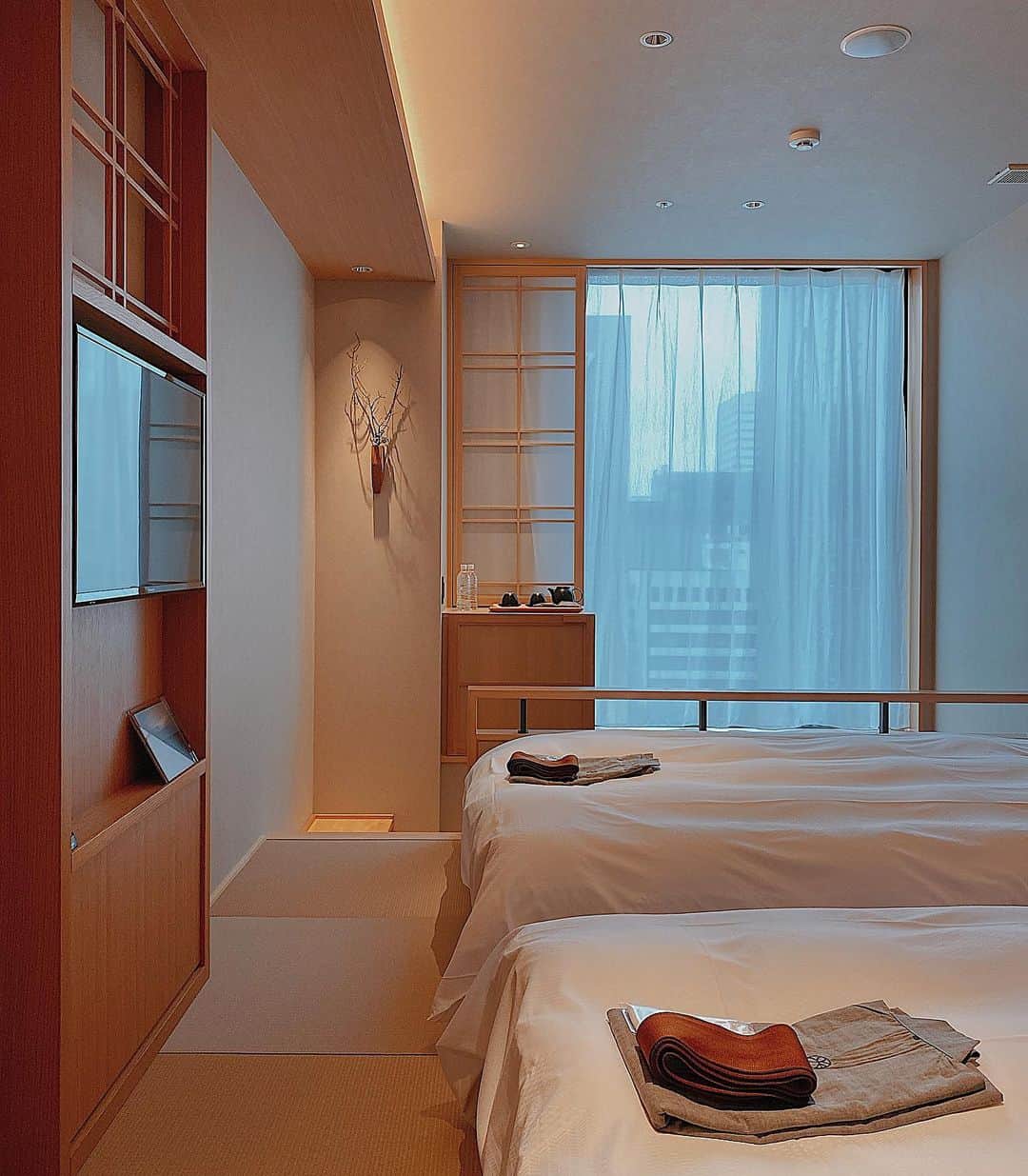 須田朱音さんのインスタグラム写真 - (須田朱音Instagram)「♨️﻿ ﻿ 温泉旅館 由縁 札幌﻿ ﻿ お部屋も和モダンで﻿ ﻿ 窓際にちょっと腰掛けられる﻿ ﻿ 旅館の広縁風な造りになってます🍵﻿ ﻿ ﻿ 浴衣と下駄にタビ靴下🧦﻿ もちろんタビ靴下は持ち帰って来た笑﻿ ﻿(マルジェラ用) ﻿ 温泉(大浴場)は、﻿ 女性側のみカードキー💳があって﻿ セキュリティー万全。﻿ ﻿ 間接照明の感じや、岩の水風呂﻿ 温泉もモダンなデザインですごくタイプ♡﻿ 優しめなサウナも付いてます🧖🏼‍♀️﻿ ※浴室は許可を得て撮影させて頂きました。﻿ ﻿ ﻿ 次の日の朝をとっても楽しみに寝た…﻿ 豪華な朝ごはん🥢﻿ ﻿ ﻿ デザインや雰囲気、お風呂、朝ごはん﻿全てパーフェクトな 温泉旅館を味わえるホテルでした👘﻿ ﻿ @yuensapporo  #由縁 #温泉旅館由縁﻿ #由縁札幌 #yuensapporo  ﻿ ﻿ ﻿ ﻿ ﻿」9月8日 0時02分 - akane_godo