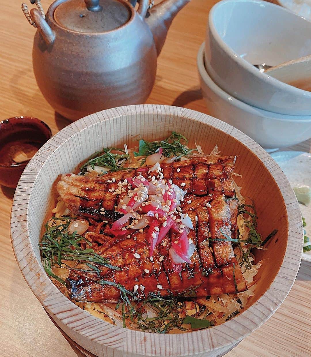 須田朱音さんのインスタグラム写真 - (須田朱音Instagram)「♨️﻿ ﻿ 温泉旅館 由縁 札幌﻿ ﻿ お部屋も和モダンで﻿ ﻿ 窓際にちょっと腰掛けられる﻿ ﻿ 旅館の広縁風な造りになってます🍵﻿ ﻿ ﻿ 浴衣と下駄にタビ靴下🧦﻿ もちろんタビ靴下は持ち帰って来た笑﻿ ﻿(マルジェラ用) ﻿ 温泉(大浴場)は、﻿ 女性側のみカードキー💳があって﻿ セキュリティー万全。﻿ ﻿ 間接照明の感じや、岩の水風呂﻿ 温泉もモダンなデザインですごくタイプ♡﻿ 優しめなサウナも付いてます🧖🏼‍♀️﻿ ※浴室は許可を得て撮影させて頂きました。﻿ ﻿ ﻿ 次の日の朝をとっても楽しみに寝た…﻿ 豪華な朝ごはん🥢﻿ ﻿ ﻿ デザインや雰囲気、お風呂、朝ごはん﻿全てパーフェクトな 温泉旅館を味わえるホテルでした👘﻿ ﻿ @yuensapporo  #由縁 #温泉旅館由縁﻿ #由縁札幌 #yuensapporo  ﻿ ﻿ ﻿ ﻿ ﻿」9月8日 0時02分 - akane_godo