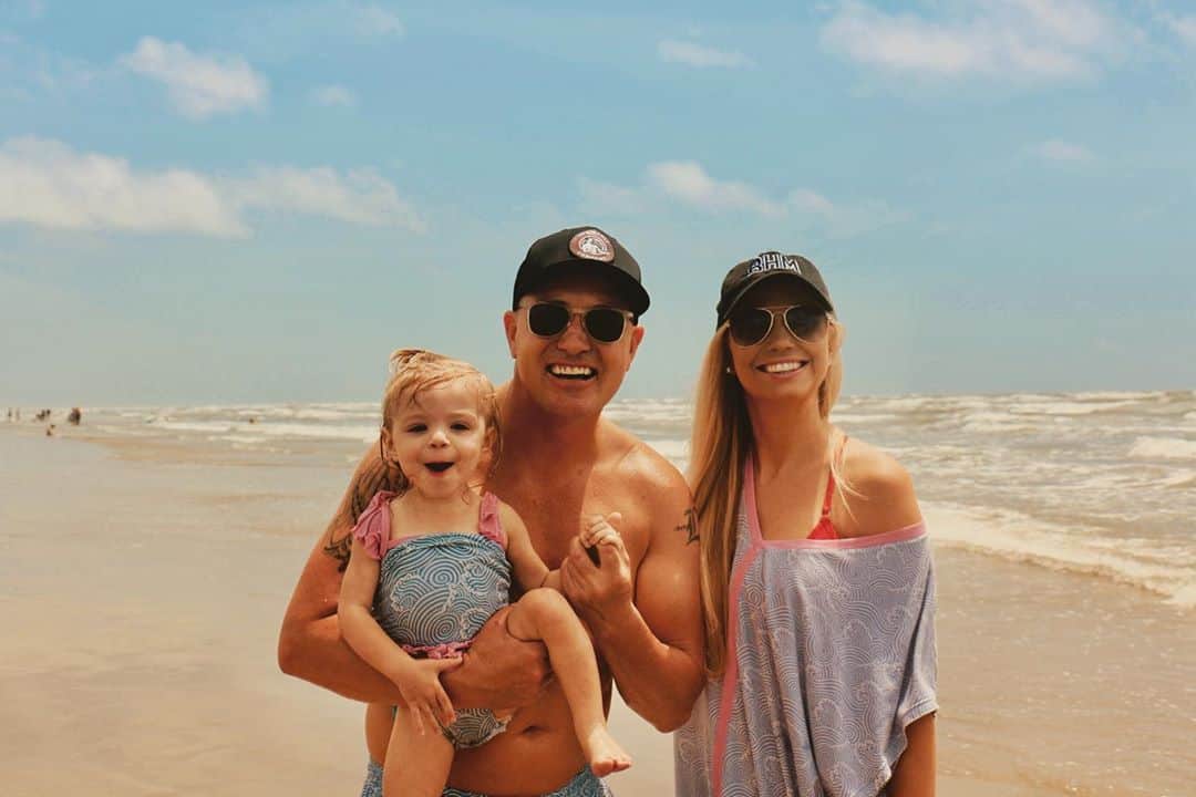 レイン・ギャリソンのインスタグラム：「Life’s a beach! Happy #laborday from The Garrison’s.」