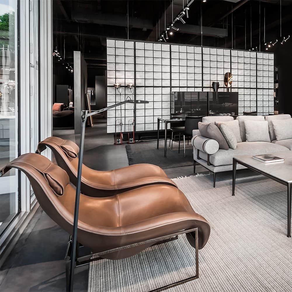 B&B Italiaさんのインスタグラム写真 - (B&B ItaliaInstagram)「The Miami Design District opens its doors to the new B&B Italia Flagship Store: about 900 sqm introducing customers to a new experience based on phygital touch points. Come visit us! . #bebitalia #furnituredesign #flagshipstore #design #miami」9月8日 0時04分 - bebitalia