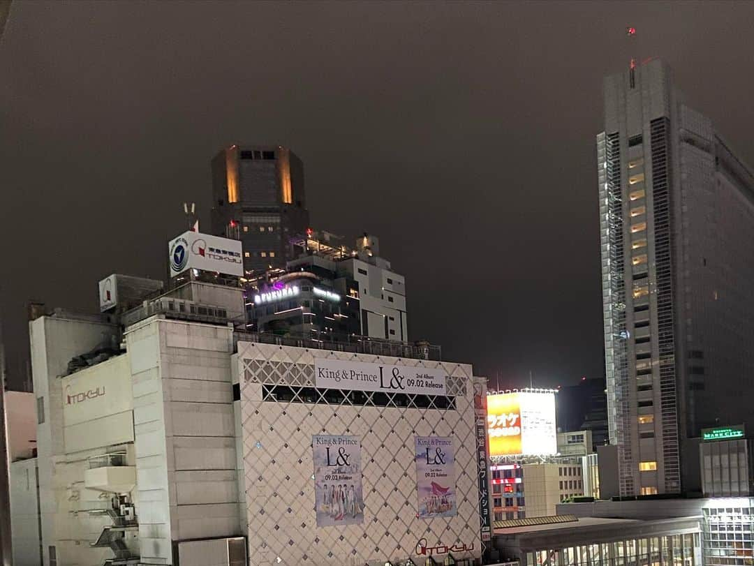 Bunta さんのインスタグラム写真 - (Bunta Instagram)「最近の景色達🌉🌃🏞🌅🌄 夏も後半に入ると、空気の湿度感だったり、夜の肌寒さ、虫の鳴き声がちょっと切なく感じで来る🌀 意外と秋の訪れを感じれるこの時期の切なさ、哀愁感が嫌いじゃなかったりするのは俺だけかなww TOTALFATの"Overdrive"とか"The Naked Journey" 辺りがぴったりだな🤣  #ブンカメ　#totalfat」9月8日 0時05分 - buntatf