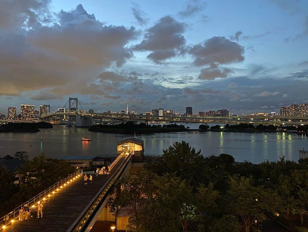 Bunta さんのインスタグラム写真 - (Bunta Instagram)「最近の景色達🌉🌃🏞🌅🌄 夏も後半に入ると、空気の湿度感だったり、夜の肌寒さ、虫の鳴き声がちょっと切なく感じで来る🌀 意外と秋の訪れを感じれるこの時期の切なさ、哀愁感が嫌いじゃなかったりするのは俺だけかなww TOTALFATの"Overdrive"とか"The Naked Journey" 辺りがぴったりだな🤣  #ブンカメ　#totalfat」9月8日 0時05分 - buntatf