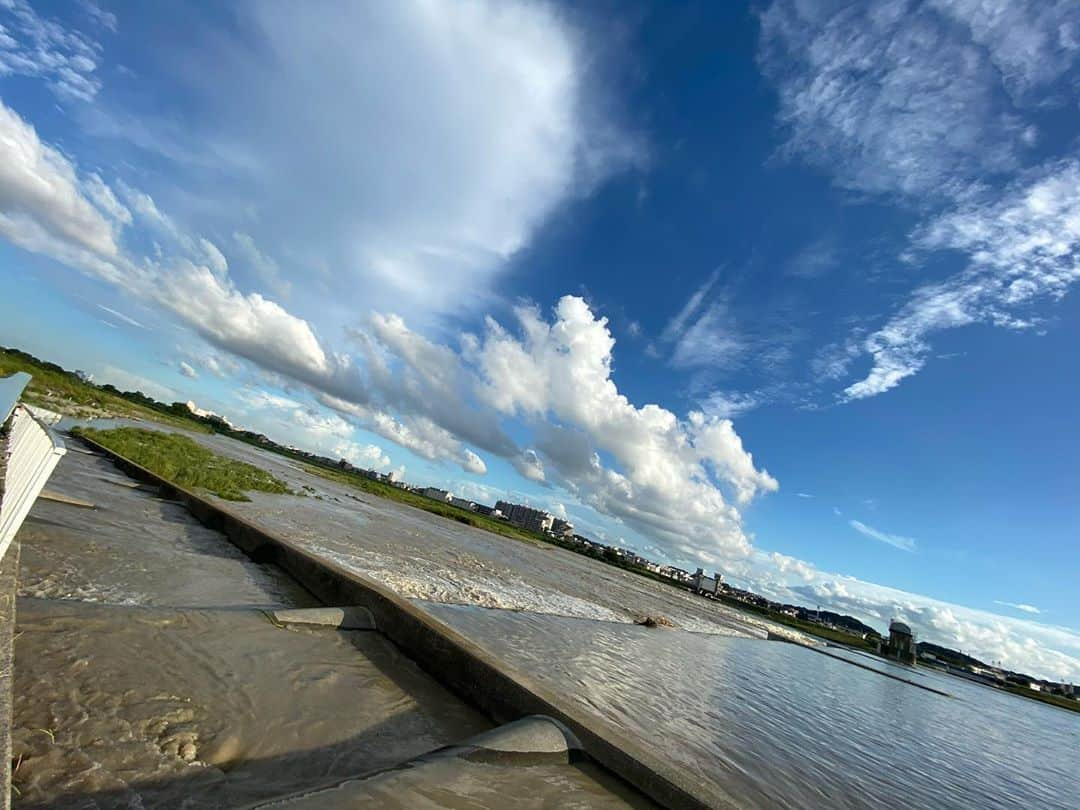 Bunta のインスタグラム：「最近の景色達🌉🌃🏞🌅🌄 夏も後半に入ると、空気の湿度感だったり、夜の肌寒さ、虫の鳴き声がちょっと切なく感じで来る🌀 意外と秋の訪れを感じれるこの時期の切なさ、哀愁感が嫌いじゃなかったりするのは俺だけかなww TOTALFATの"Overdrive"とか"The Naked Journey" 辺りがぴったりだな🤣  #ブンカメ　#totalfat」