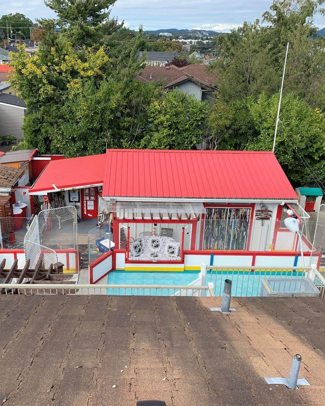 NHLさんのインスタグラム写真 - (NHLInstagram)「Our Creator of the Week is none other than the @ultimatehockeyfancave! Kenn Shaw and Jordie Oberg combined to create this backyard paradise in Victoria, B.C. that houses their 100+ hockey creations.」9月8日 0時17分 - nhl