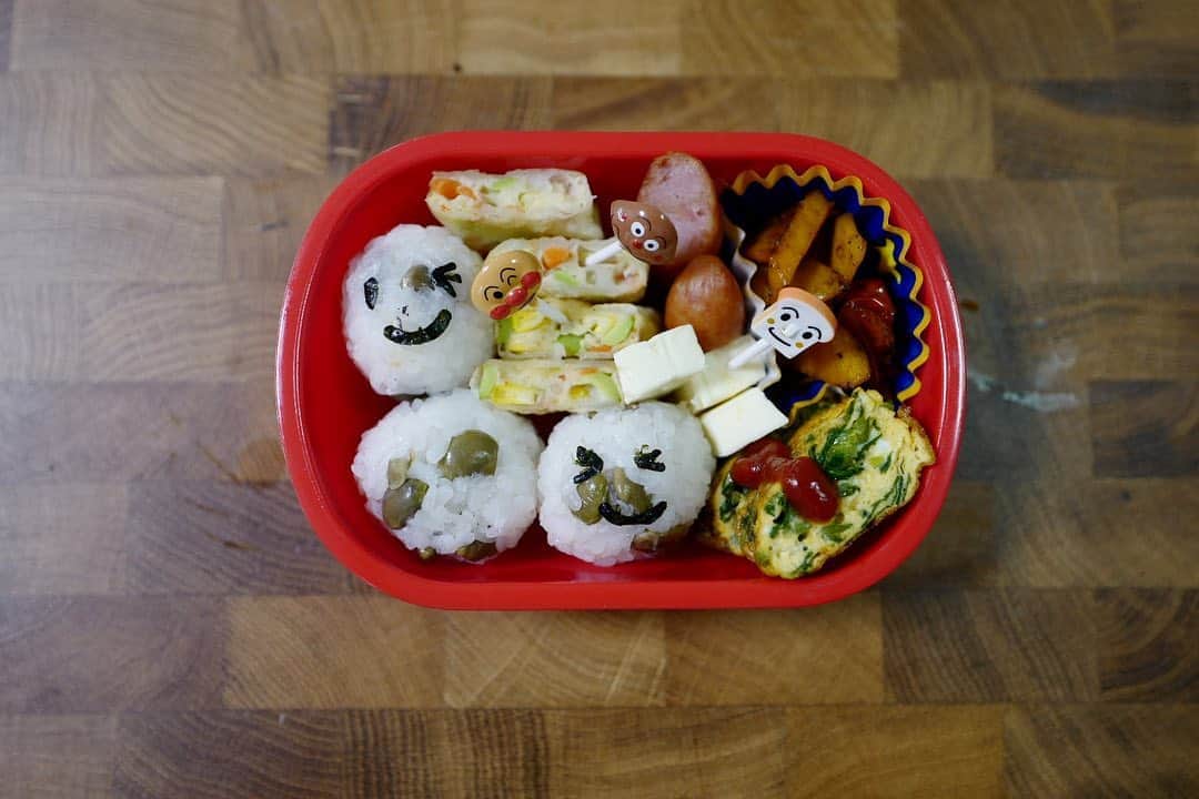 のインスタグラム：「8回目お弁当。 この日は、準備も出来て無かったのに、起きるのがギリギリになってしまい、焦って作ったお弁当🍱 . . . そんな日に限って、先生 「完食しましたよー✨」 「あっほんとですかー！」 頑張らないお弁当の方が食べてるやん。と少し虚しくなる。 . . . ミニヨンなんか作る時間もなく、とりあえず豆ご飯に100均ののりパッチンで顔のリクエストに答えた。 . . . 緑野菜を食べて欲しい想いが強すぎて、これでもかとつるむらさきが入った卵焼き。笑 かぼちゃとプチトマトの醤油麦麹炒め ナゲットはoisix頼み。 豆ご飯は残ったのを冷凍してたやつ。 . . . 完食どや顔が凄かった😊 . . . #お弁当 #みさこクッキング　#みさ弁 #3歳児　#わがまま全開 #緑野菜を食べて欲しい #食育」