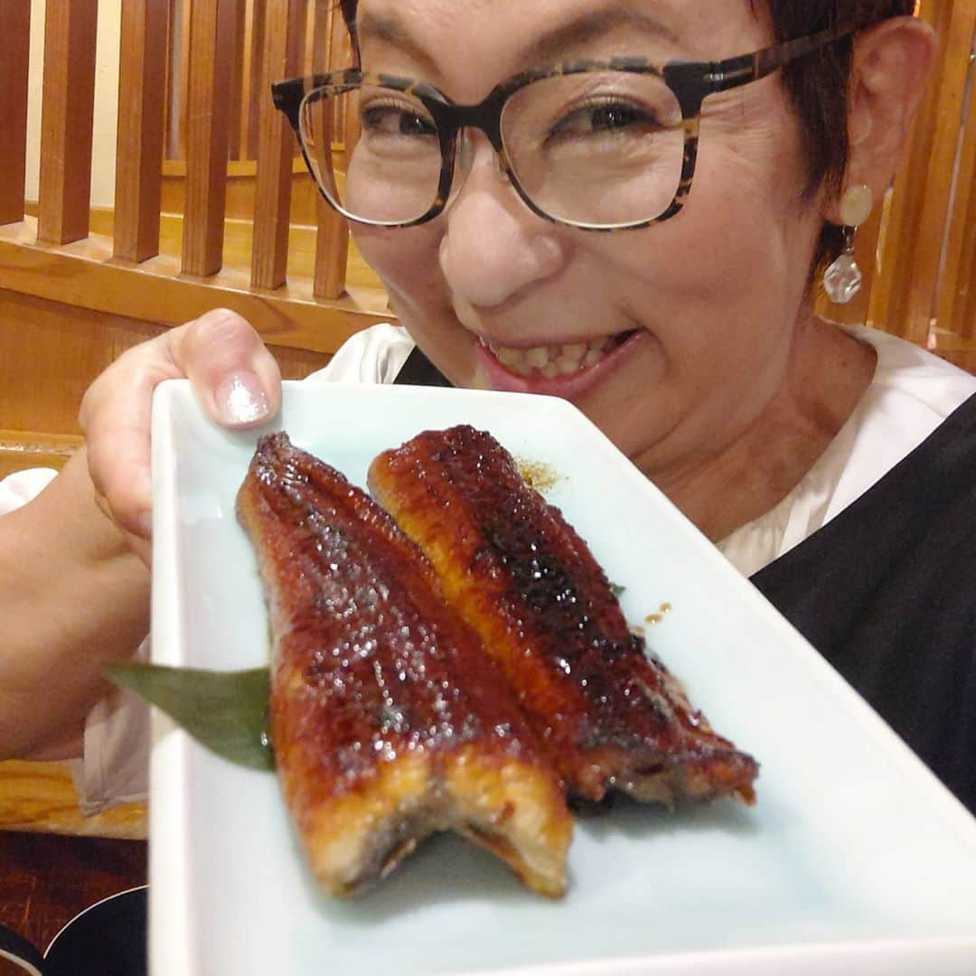 菊田あや子さんのインスタグラム写真 - (菊田あや子Instagram)「居酒屋でorderされた鰻❗  パワーある皆さんとの打合せ🍺、私もどんどんエネルギッシュに⤴️💪  ここで打合せ太りしてはなりません💦肥やすのはひたすらモチベ&パッション🙌  #菊田あや子 #グルメリポーター #テレビリポーター #こんな時こその #飲食店応援‼️ #必要な外食 #居酒屋ミーティング #鰻をつまみに #モチベ #パッション #打合せ #エネルギッシュ #パワフルな上司 #ありがとうございます #@ako.ayakokikuta3」9月8日 0時11分 - ako.ayakokikuta