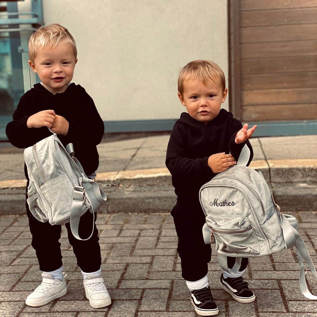 クリストファー・ピーターソンのインスタグラム：「Alessio finally back at nursery and Matheos first day ever. Considering it went so easy i guess they had enough of only being with their parents every day for the last 10 months. Proud of the boys ❤️」