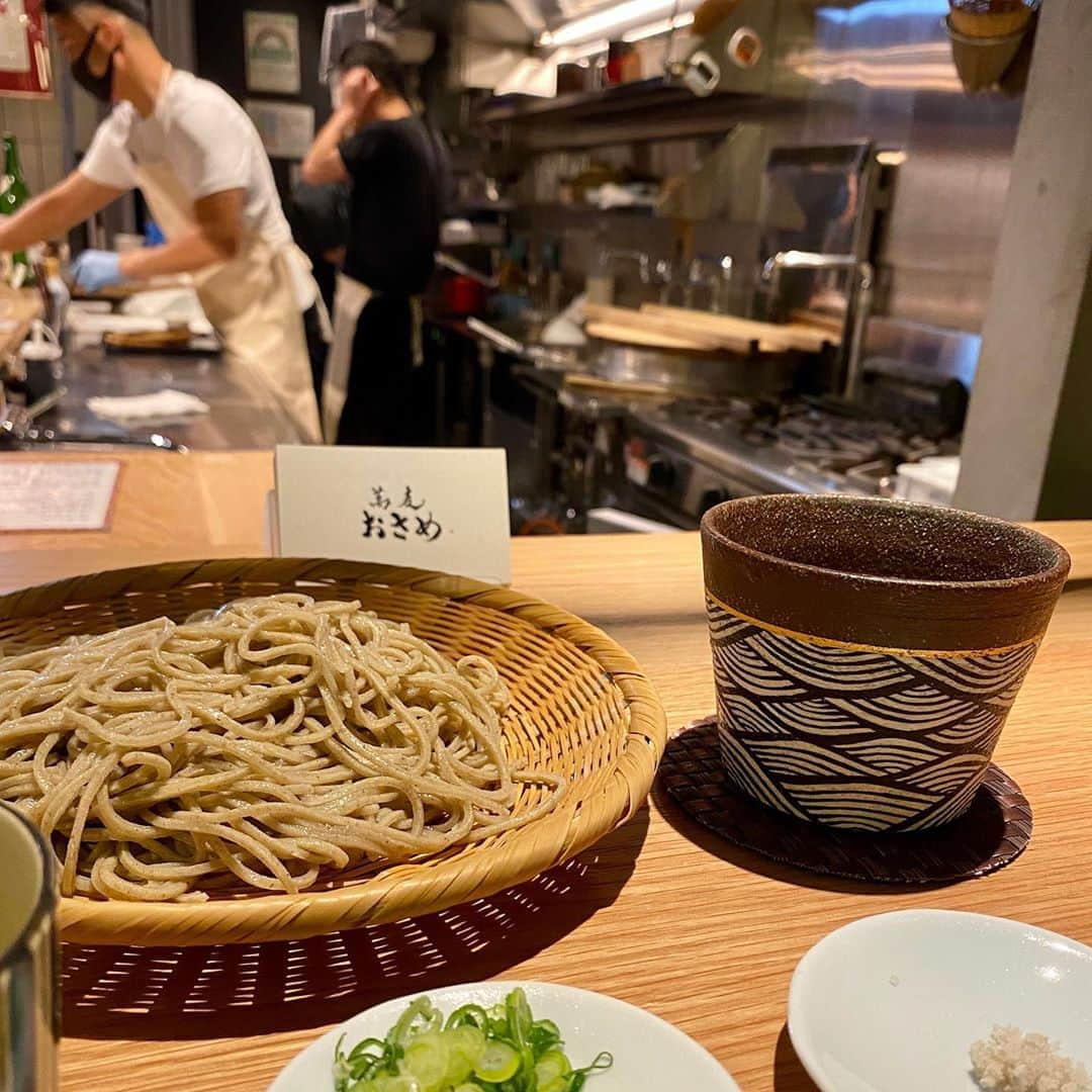 大橋直誉さんのインスタグラム写真 - (大橋直誉Instagram)「つかんとの横 ポップアップスペースに、今日から 西麻布の「蕎麦 おさめ」きてますー！ 早速、初日に。 在来種の蕎麦の10割…🐴🐴🐴 香りめちゃくるー  蕎麦屋で蕎麦焼酎飲みながら、チロチロ食うのが好きなんだよなぁ 黒潮の締めに…通っちゃいそう。。。 #つかんと から #歩いて #二歩 #二歩 は #将棋 では #反則負け」9月8日 0時14分 - nao.tirpse