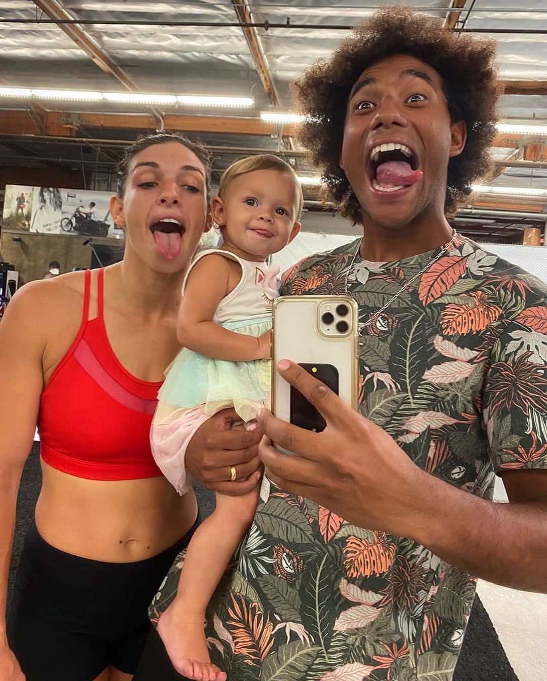 のインスタグラム：「2 weeks!!!  😜😜😜 • • • @santoswesley @moadernsantos」