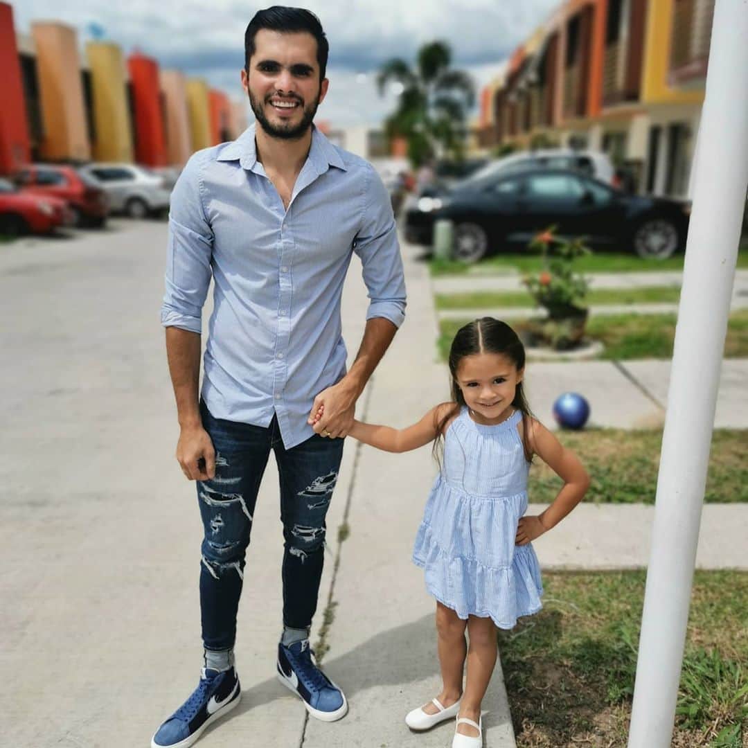 イヴァン・ガルシアのインスタグラム：「Iniciamos la semana  con esta foto que me encantó, con mi compañera de vida, mi niña hermosa 😍. Siempre de la mano, siempre juntos...  Y a ti, que te motiva?... #iniciodesemana」