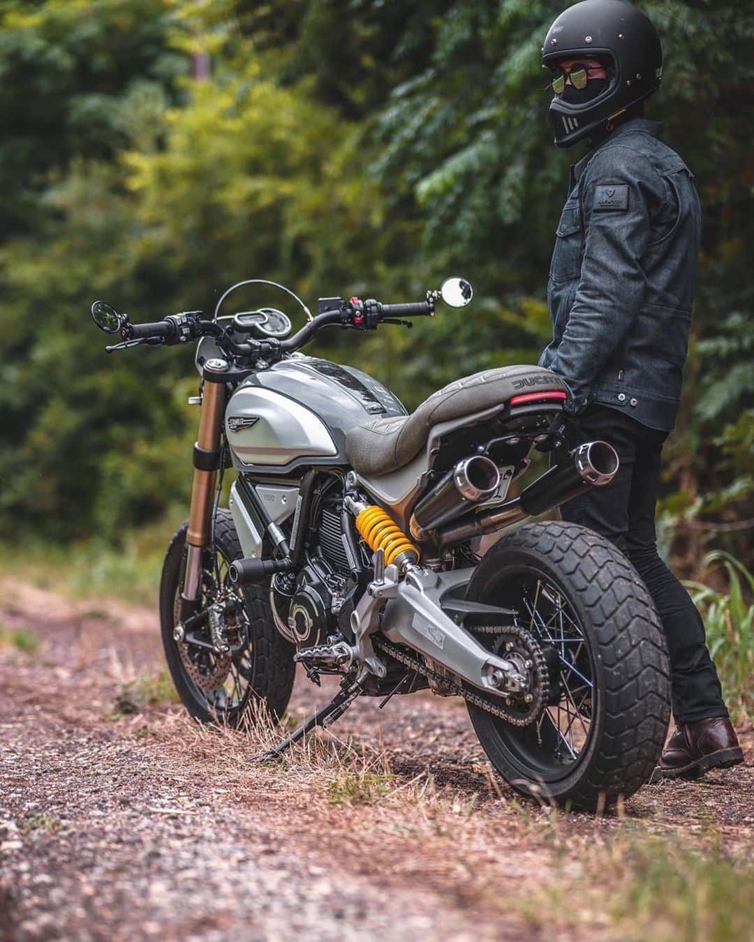 epidemic_motorsさんのインスタグラム写真 - (epidemic_motorsInstagram)「⁣After all these months sometimes it just clicks.  I’ve neglected this side of the bike for too long @investomoto  ⠀ ⠀ ⠀ #scrambler1200 #scrambler1100 #scrambler #ducatiscrambler #photographyducati #ducatiscrambler1100 #scrambling #motophoto #asphaltandgravel #ridetolive #1down5up #motorcyclephotography #becausemotorcycle #motographer #scramblers #scramblermotorcycle #streettracker #makelifearide #twowheellife」9月8日 0時23分 - epidemic_motors