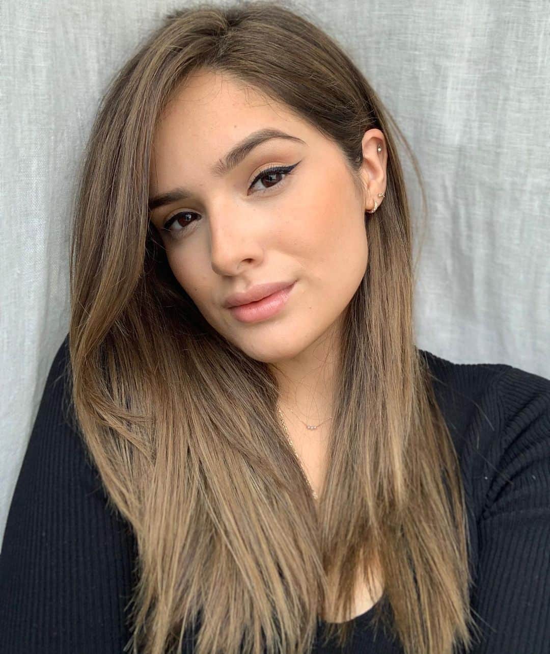 チャチー・ゴンザレスのインスタグラム：「Took a trip to the dark side and I don’t think I’m coming back🤷🏻‍♀️  Taking baby steps into the darkness with my hair 🙈 thank you @henrik.sippo for giving me the cojones to start the transition 💇🏻‍♀️」