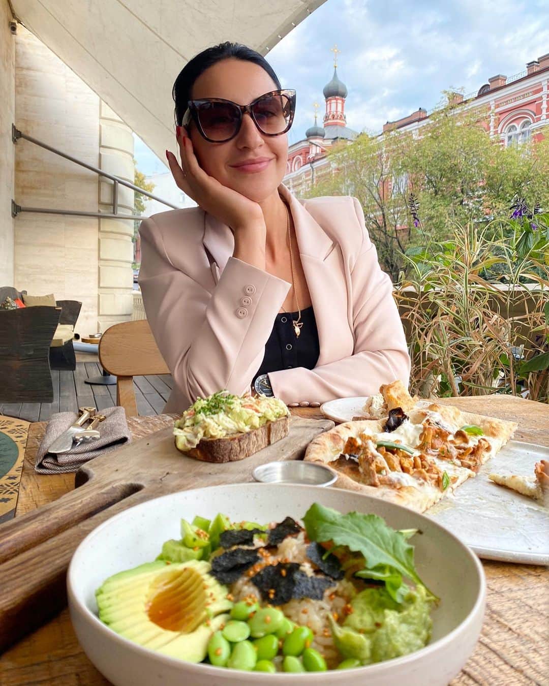 ヤナ・イグリアンのインスタグラム：「Счастливая и сытая 😋😋😋」
