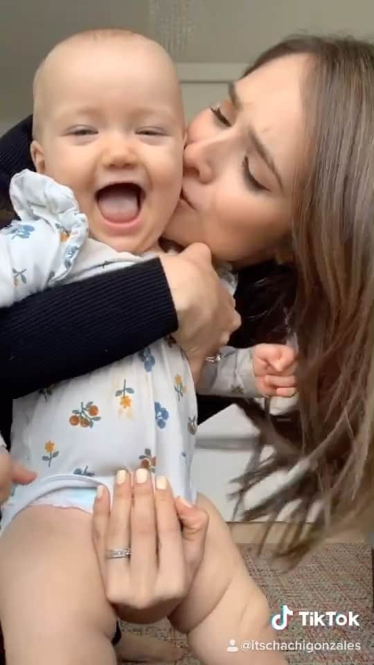 チャチー・ゴンザレスのインスタグラム：「My favorite dance partner ❤️ look a my lil mamacita throw it back 😂 I can’t wait till she can dance on her own with me 🙈」