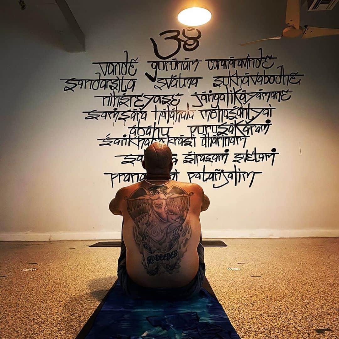カルロス・ブーザーのインスタグラム：「Ashtanga Vinyasa... #HOLDAT ॐ」