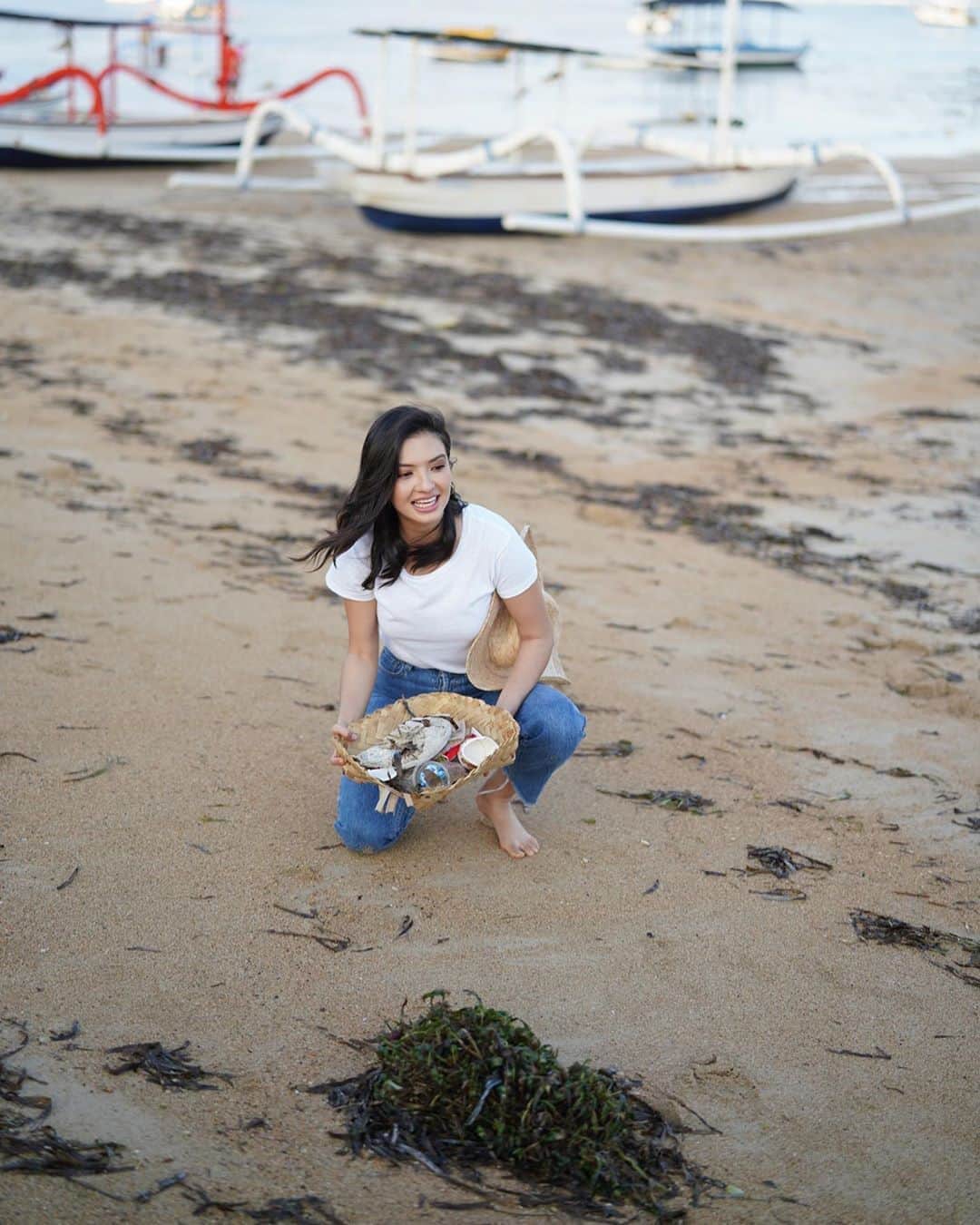のインスタグラム：「Sometime last month I celebrated @stephaniesrikandi ‘s Birthday. We woke up early to have breakfast and took a casual walk by Canggu beach. While we were talking, both of us (without any communication) started just picking up every bit of rubbish in sight, collecting them to dispose. It was a beautiful conversation full of candor and I vividly remember how much we enjoyed the tidying we were doing simultaneously. From then on, I made it a point during my past month in Bali (now that the beaches are open) to do my own meditative beach clean up. How we live on the planet is how we (accumulatively) leave the planet. ❤️」