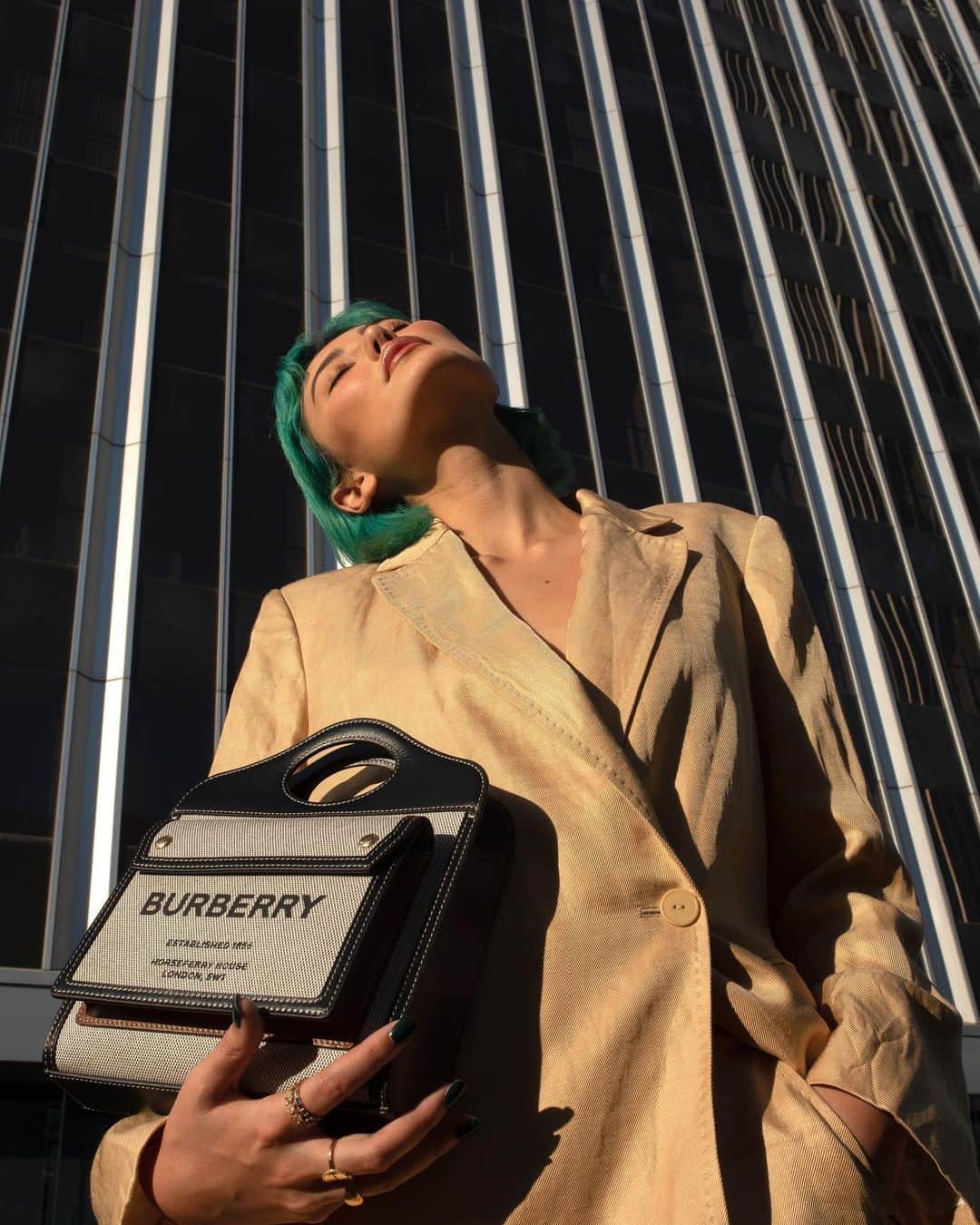 Burberryさんのインスタグラム写真 - (BurberryInstagram)「@Amalie_Gassmann takes her tri-tone canvas and leather Pocket Bag out in Los Angeles  . #ThePocketBag #BurberryGeneration」9月8日 0時42分 - burberry